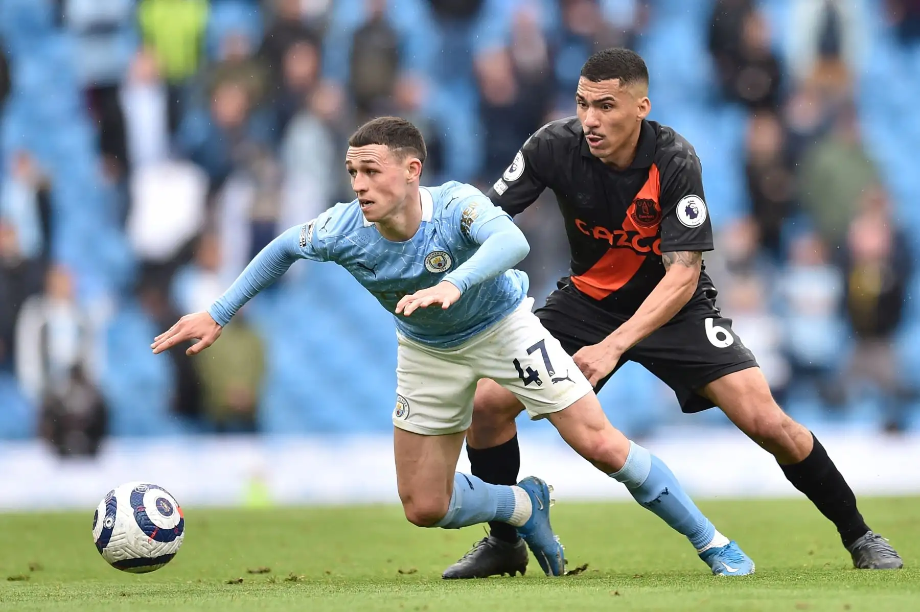 El centrocampista brasileño del Everton Allan  desafía al centrocampista inglés del Manchester City Phil Foden durante el partido de fútbol de la Premier League inglesa entre el Manchester City y el Everton.
Foto: AFP