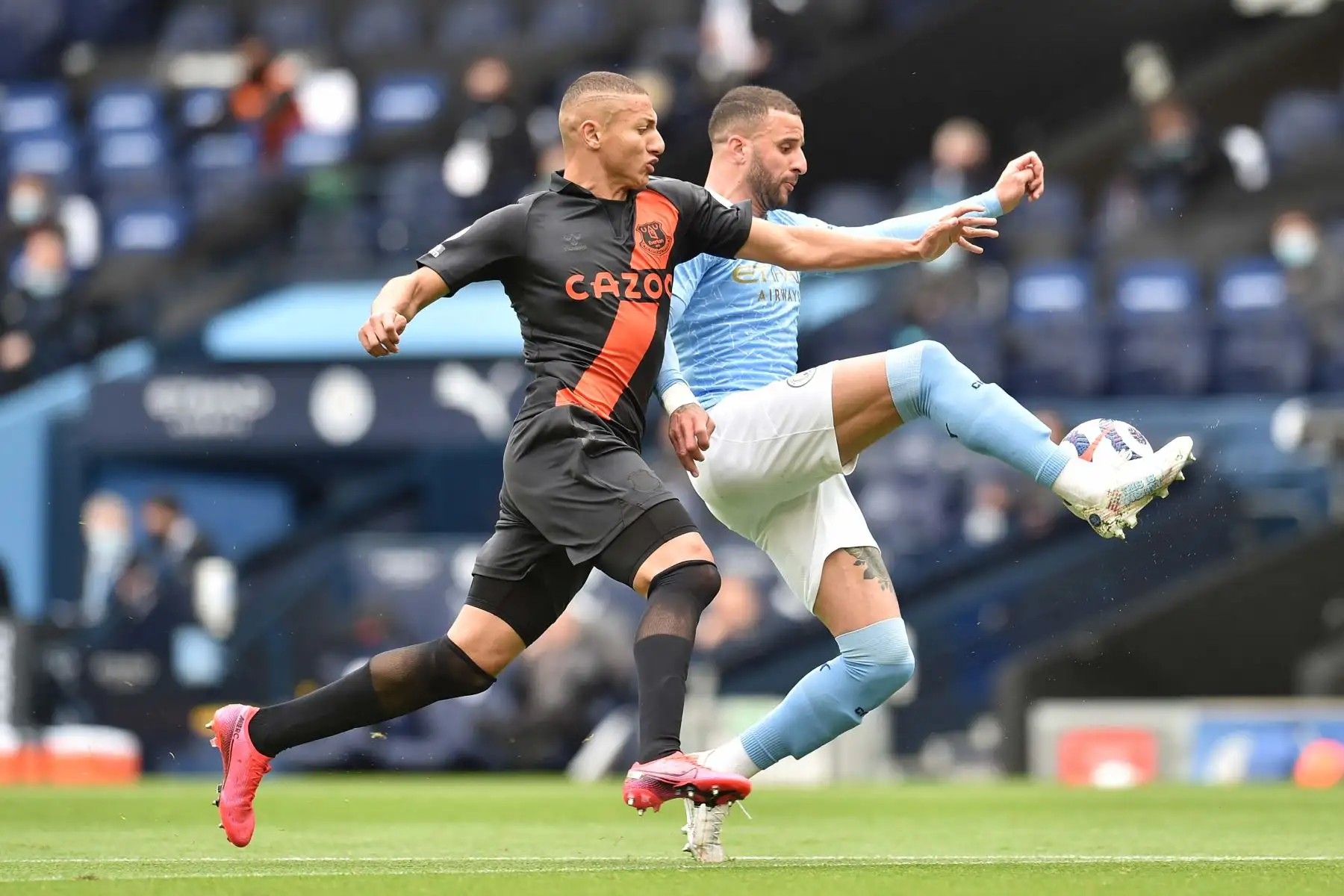 El delantero brasileño del Everton Richarlison desafía al defensor inglés del Manchester City Kyle Walker durante el partido de fútbol de la Premier League inglesa entre el Manchester City y el Everton.
Foto: AFP