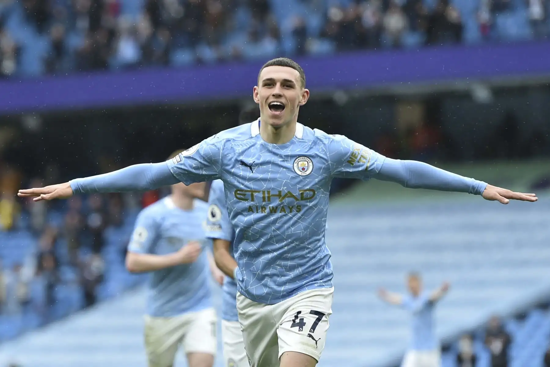 El centrocampista inglés del Manchester City Phil Foden celebra su tercer gol durante el partido de fútbol de la Premier League inglesa entre el Manchester City y el Everton.
Foto: AFP