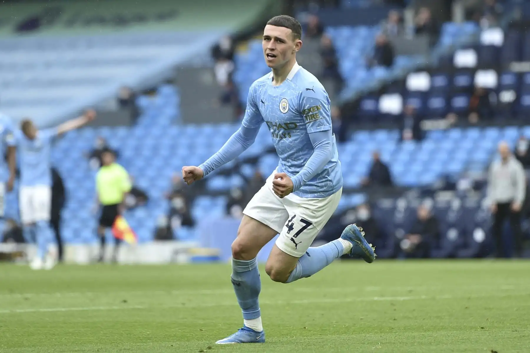 .El centrocampista inglés del Manchester City Phil Foden celebra su tercer gol durante el partido de fútbol de la Premier League inglesa entre el Manchester City y el Everton.
Foto: AFP