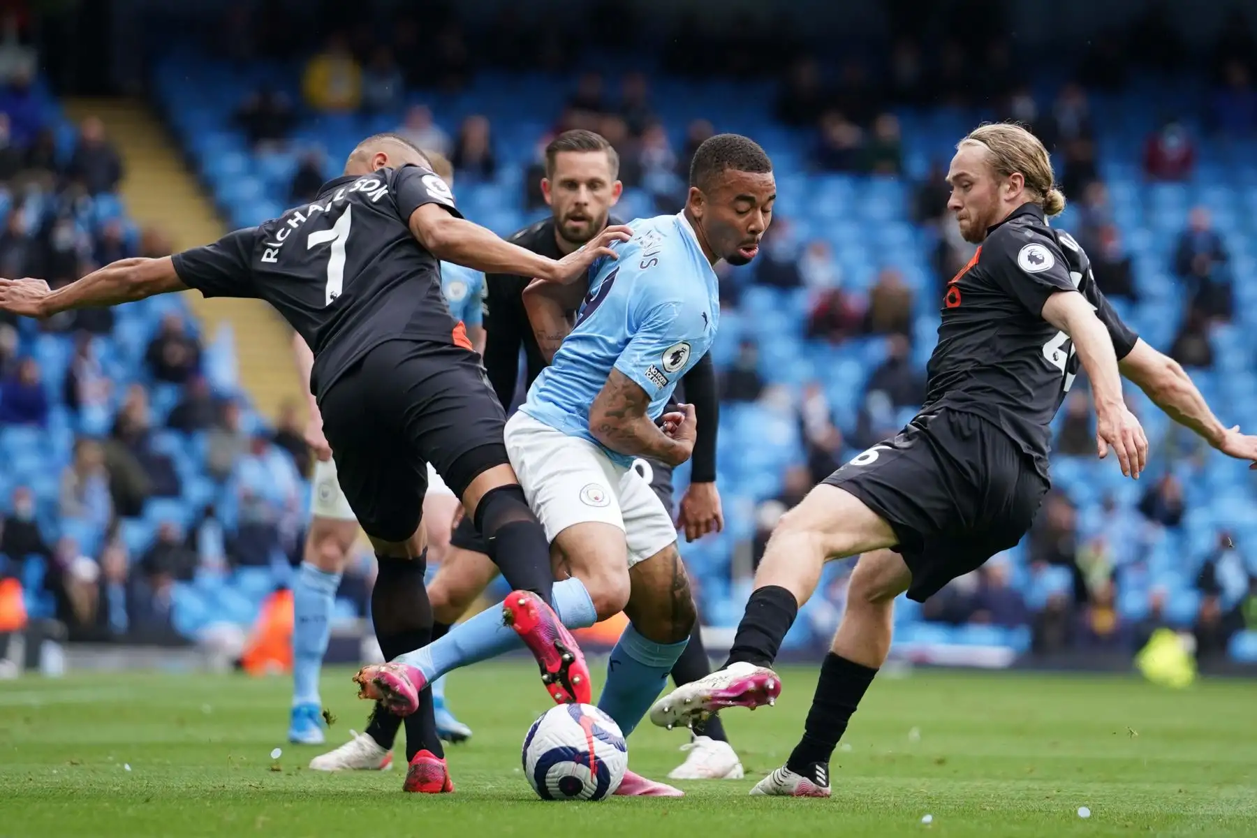 El delantero brasileño del Manchester City Gabriel Jesús recibe una falta del delantero brasileño del Everton Richarlison  y el centrocampista inglés del Everton Tom Davies durante el partido de fútbol de la Premier League inglesa entre el Manchester City y el Everton.
Foto: AFP