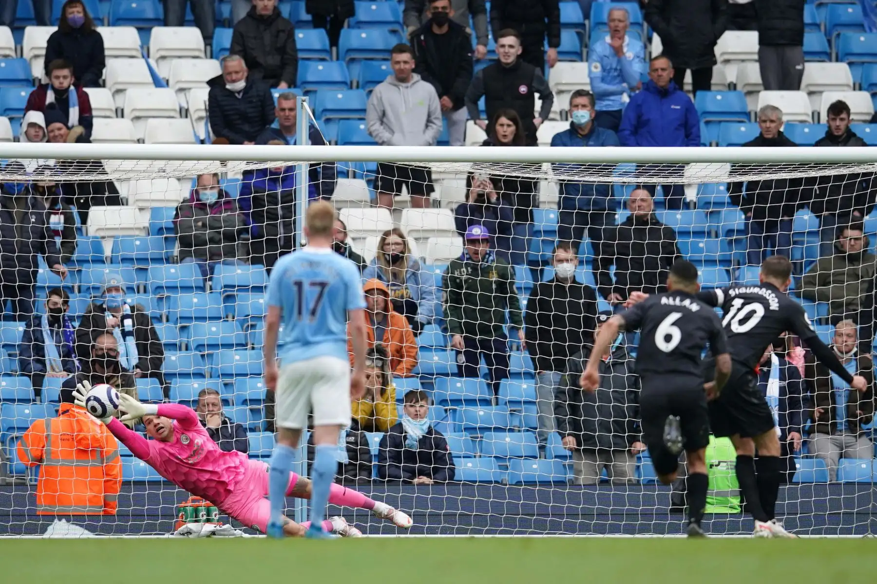 El portero brasileño del Manchester City Ederson salva un penalti del centrocampista islandés del Everton Gylfi Sigurdsson durante el partido de fútbol de la Premier League inglesa entre el Manchester City y el Everton.
Foto: AFP