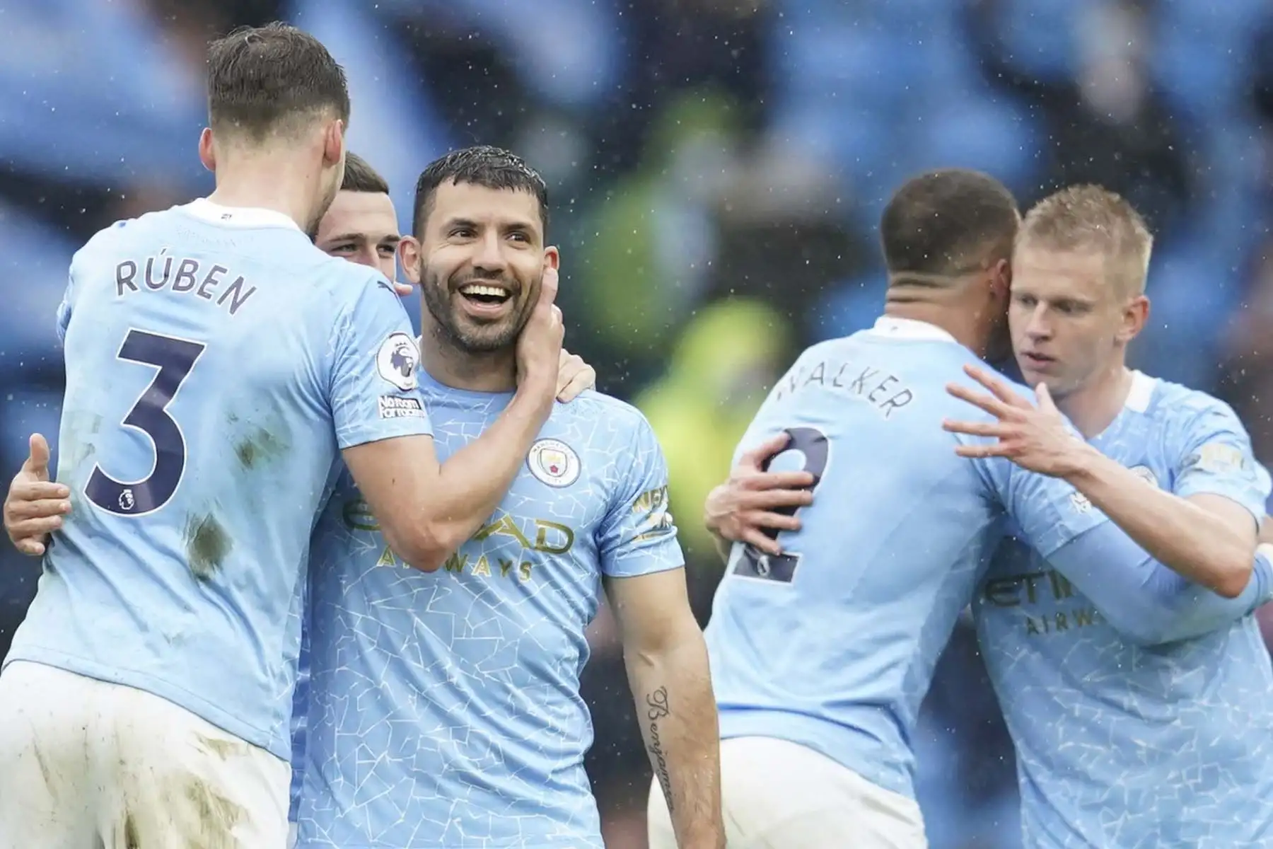 El delantero argentino del Manchester City Sergio Agüero abraza al defensor portugués del Manchester City Ruben Dias al final del partido de fútbol de la Premier League inglesa entre Manchester City y Everton.
Foto: AFP