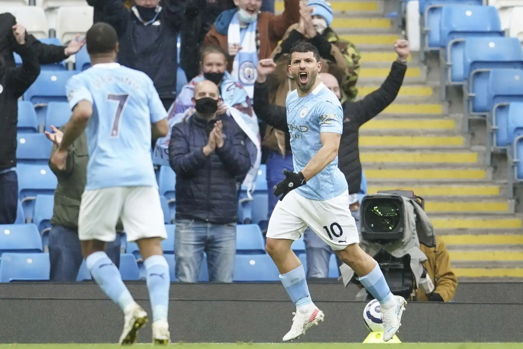 El delantero argentino del Manchester City Sergio Agüero  celebra su quinto gol durante el partido de fútbol de la Premier League inglesa entre el Manchester City y el Everton.
Foto: AFP