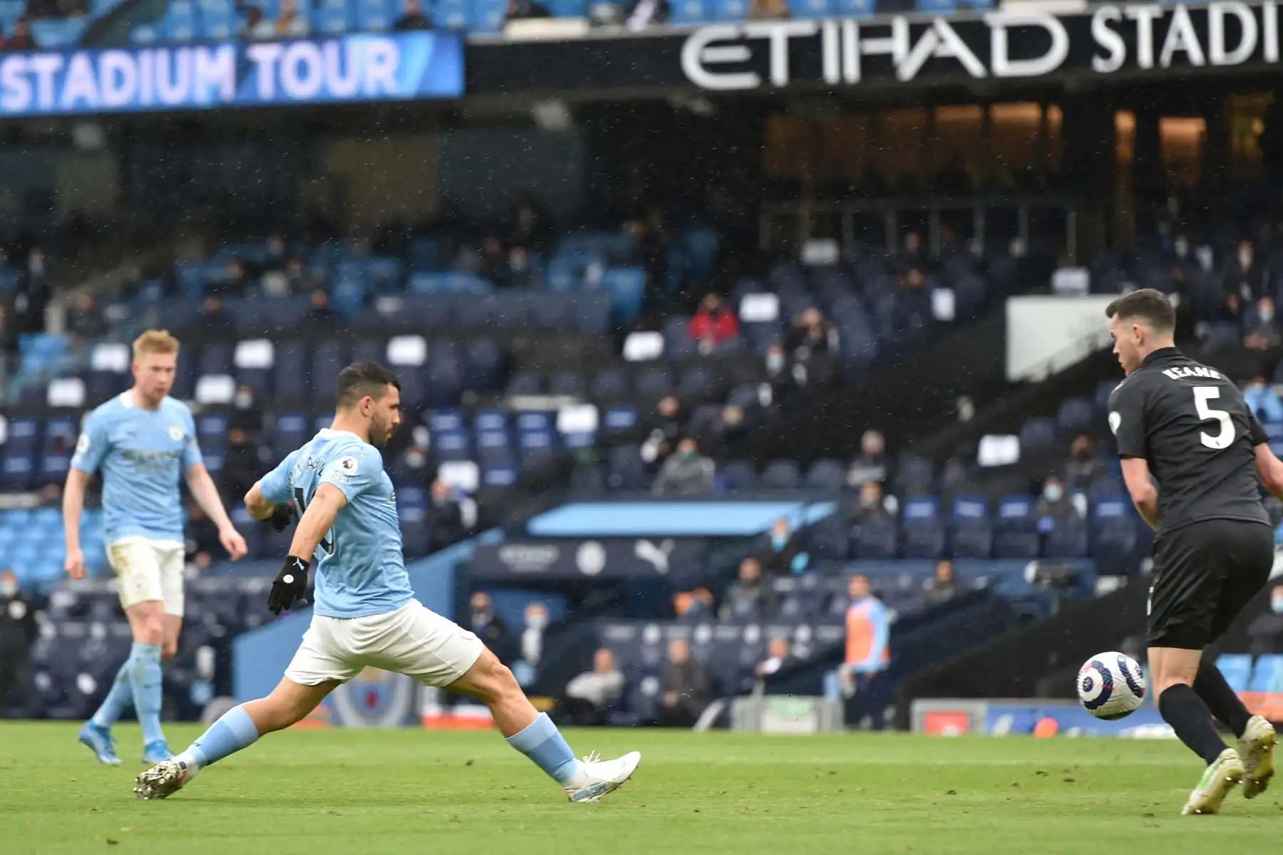 El delantero argentino del Manchester City Sergio Agüero dispara para anotar su cuarto gol durante el partido de fútbol de la Premier League inglesa entre el Manchester City y el Everton.
Foto: AFP