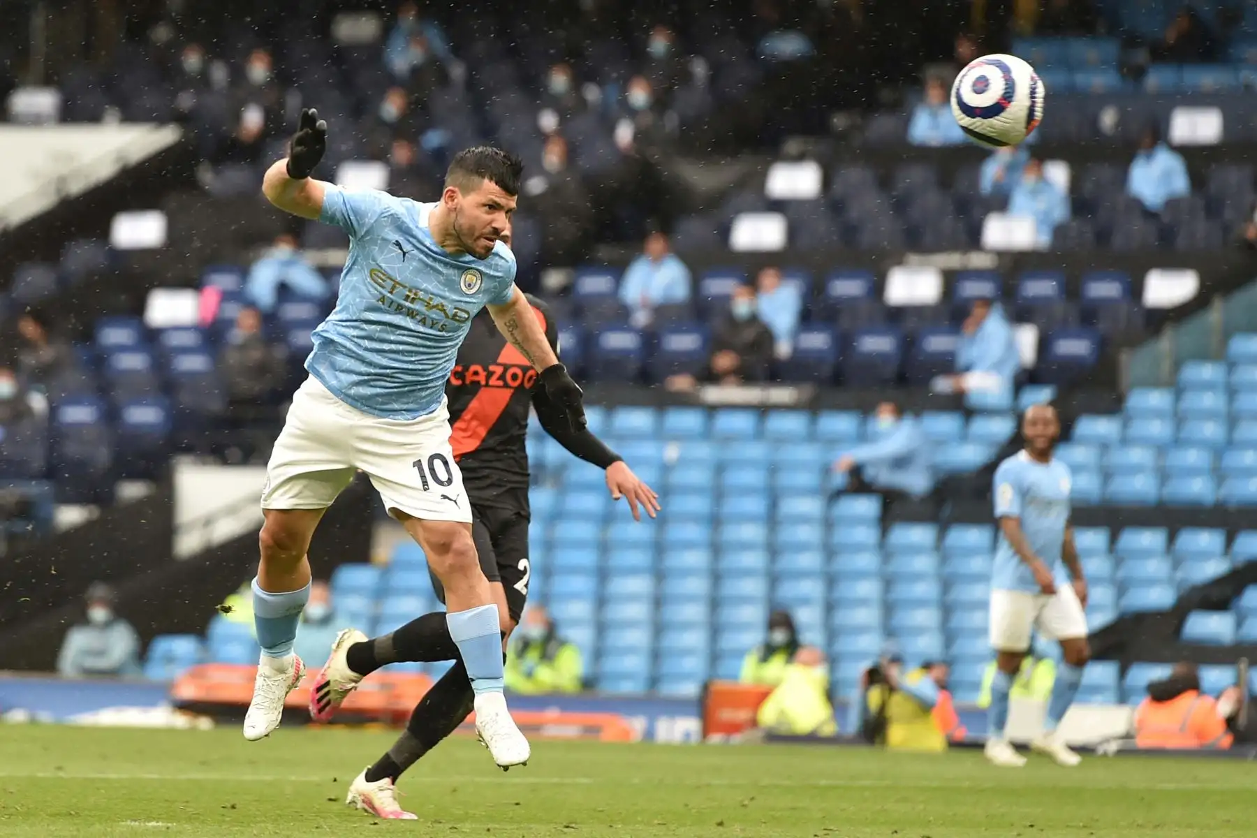 El delantero argentino del Manchester City Sergio Agüero anota su quinto gol durante el partido de fútbol de la Premier League inglesa entre el Manchester City y el Everton.
Foto: AFP