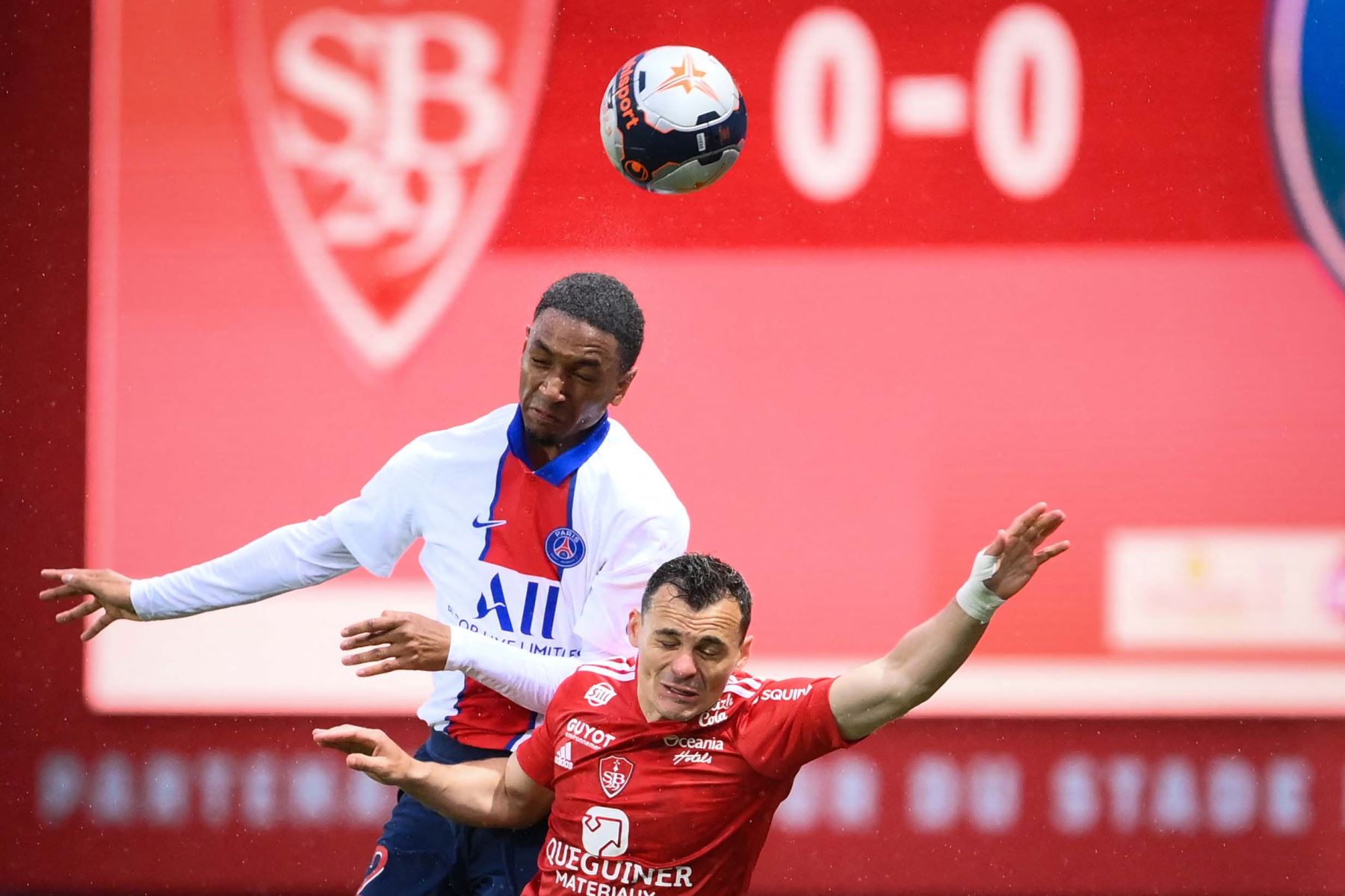 El defensor francés del Paris Saint-Germain Abdou Diallo lucha por el balón con el centrocampista francés de Brest Julien Faussurier durante el partido de fútbol francés  entre Brest y Paris Saint-Germain.
Foto: AFP