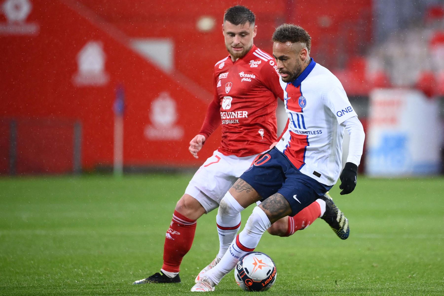 El delantero brasileño del Paris Saint-Germain, Neymar , lucha por el balón con el centrocampista argelino de Brest Haris Belkebla durante el partido de fútbol francés L1 entre Brest y Paris Saint-Germain.
Foto: AFP