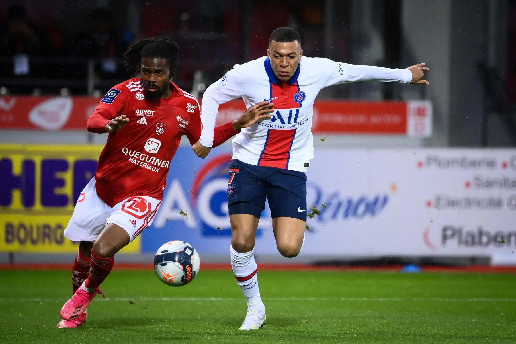 El defensor francés de Brest Jean-Kevin Duverne  lucha por el balón con el delantero francés del Paris Saint-Germain Kylian Mbappe durante el partido de fútbol  francés entre Brest y Paris Saint-Germain.
Foto: AFP