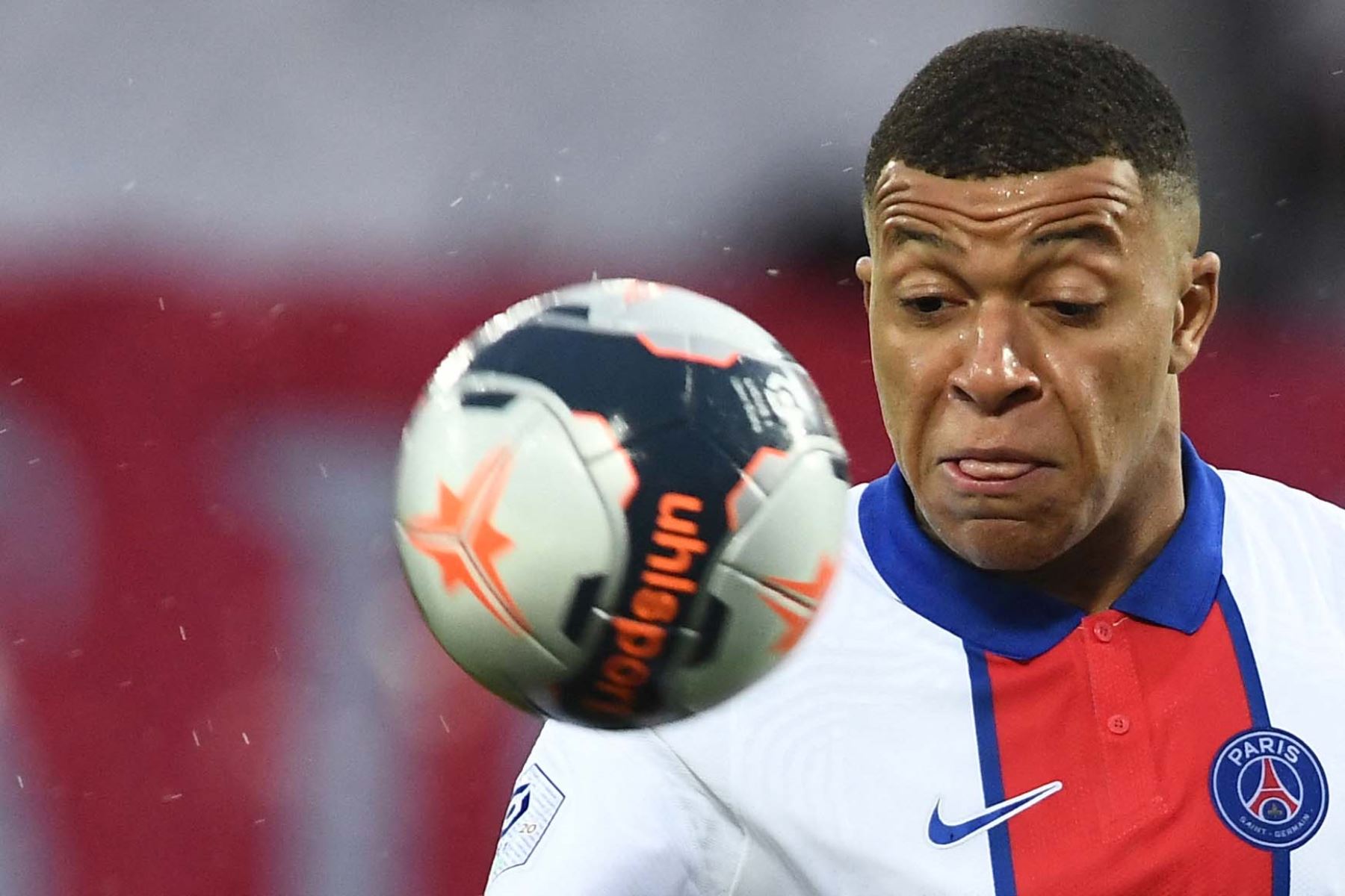 El delantero francés del Paris Saint-Germain, Kylian Mbappé, mira el balón durante el partido de fútbol francés L1 entre Brest y Paris Saint-Germain.
Foto: AFP