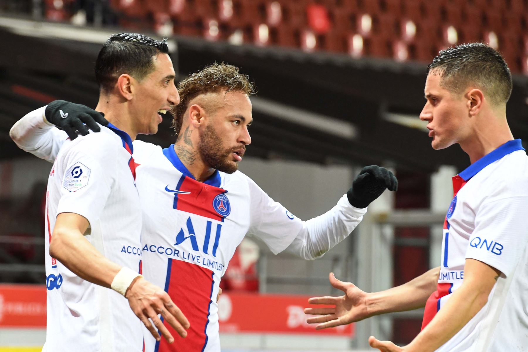 El centrocampista argentino del Paris Saint-Germain Angel Di Maria  celebra con sus compañeros de equipo después de marcar un gol durante el partido de fútbol francés L1 entre Brest y Paris Saint-Germain.
Foto: AFP