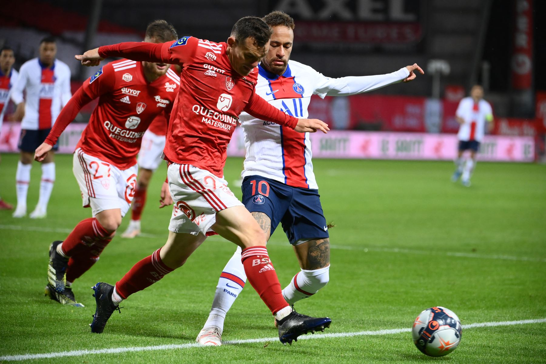 El centrocampista francés de Brest, Julien Faussurier, lucha por el balón con el delantero brasileño del Paris Saint-Germain Neymar durante el partido de fútbol francés L1 entre Brest y Paris Saint-Germain.
Foto : AFP