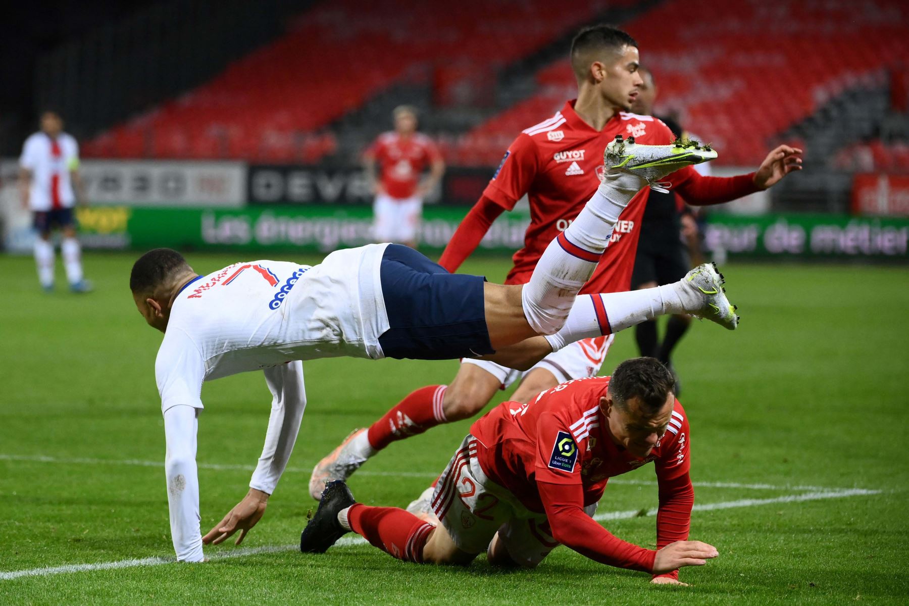 El delantero francés del Paris Saint-Germain Kylian Mbappé es abordado por el centrocampista francés de Brest Romain Faivre  durante el partido de fútbol francés L1 entre Brest y Paris Saint-Germain.
Foto: AFP