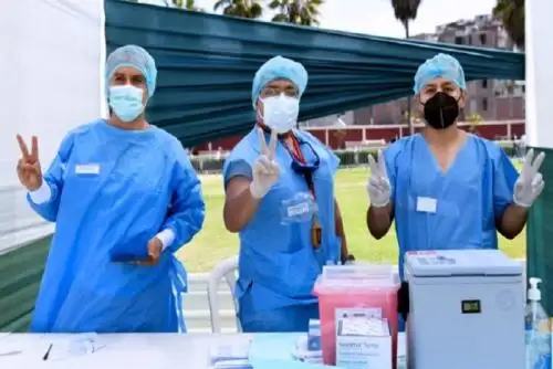 A esta labor se suma el trabajo esforzado de las brigadas conformadas por personal de salud de la Sanidad Policial, entre enfermeros, técnicos y auxiliares de la PNP, que apoyan el proceso de vacunación y en la recolección de datos de adultos que son inmunizados.