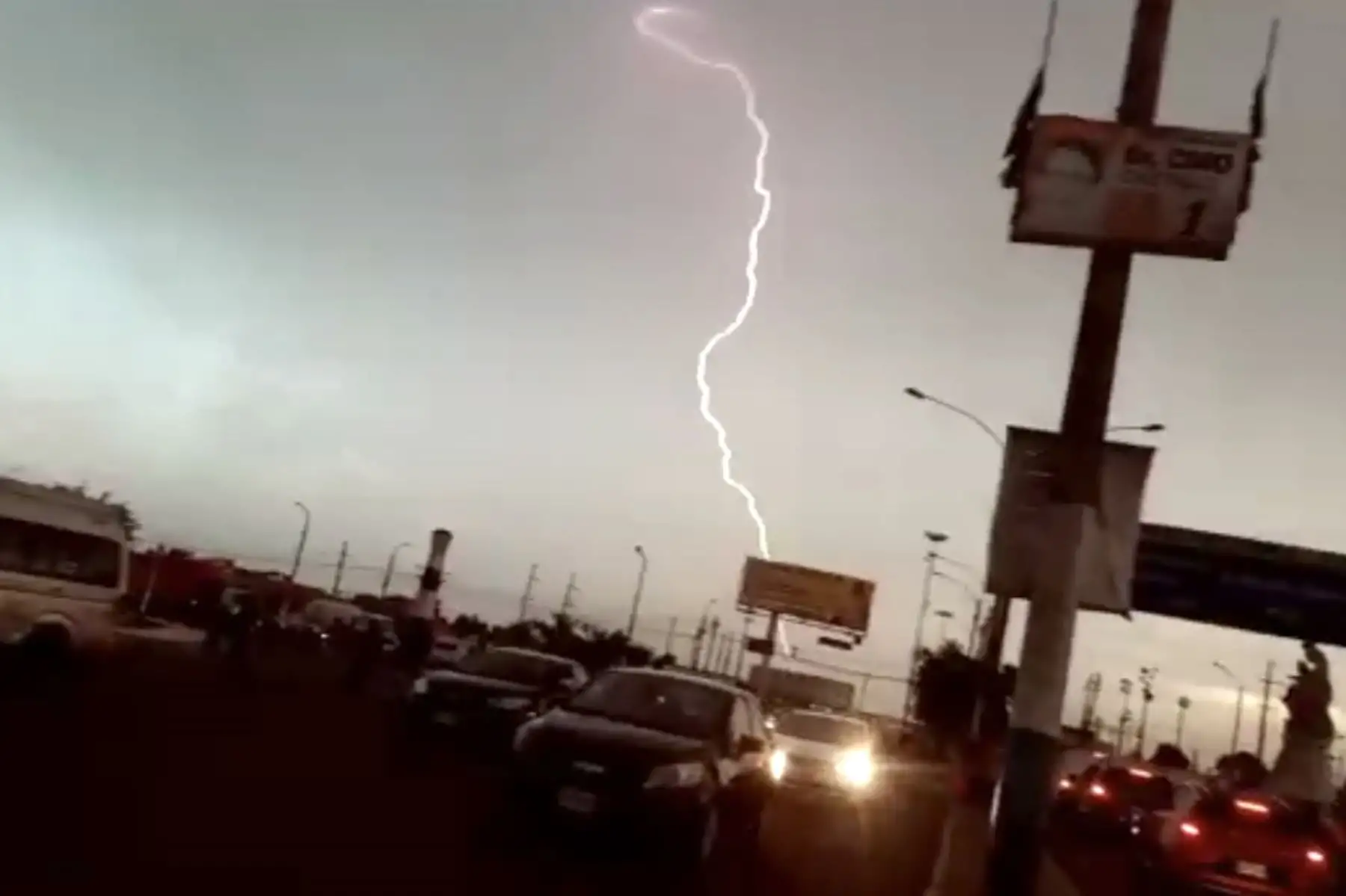 Se registran rayos y truenos en la ciudad de Lima. 
 Foto: Captura de video Twitter