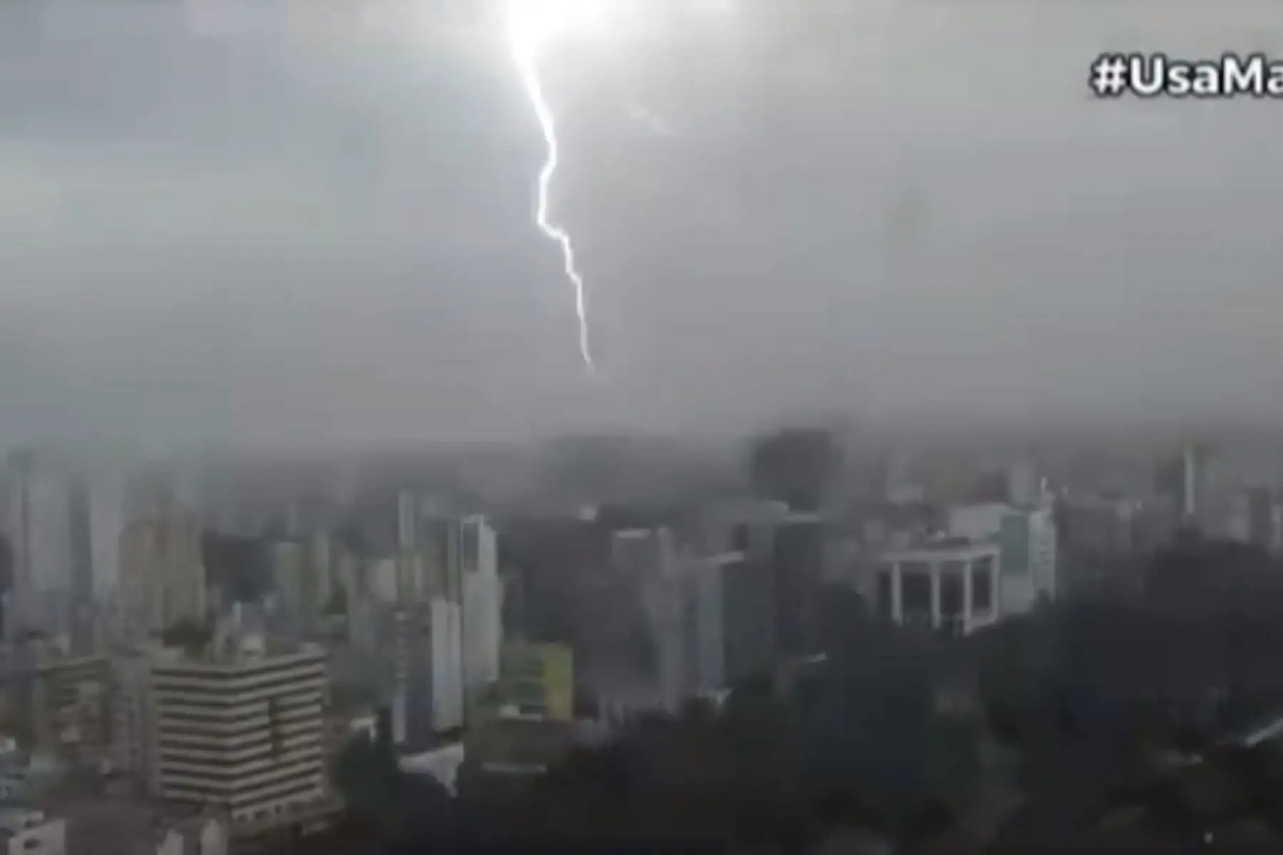Se registran rayos y truenos en la ciudad de Lima. Foto: Captura de video
