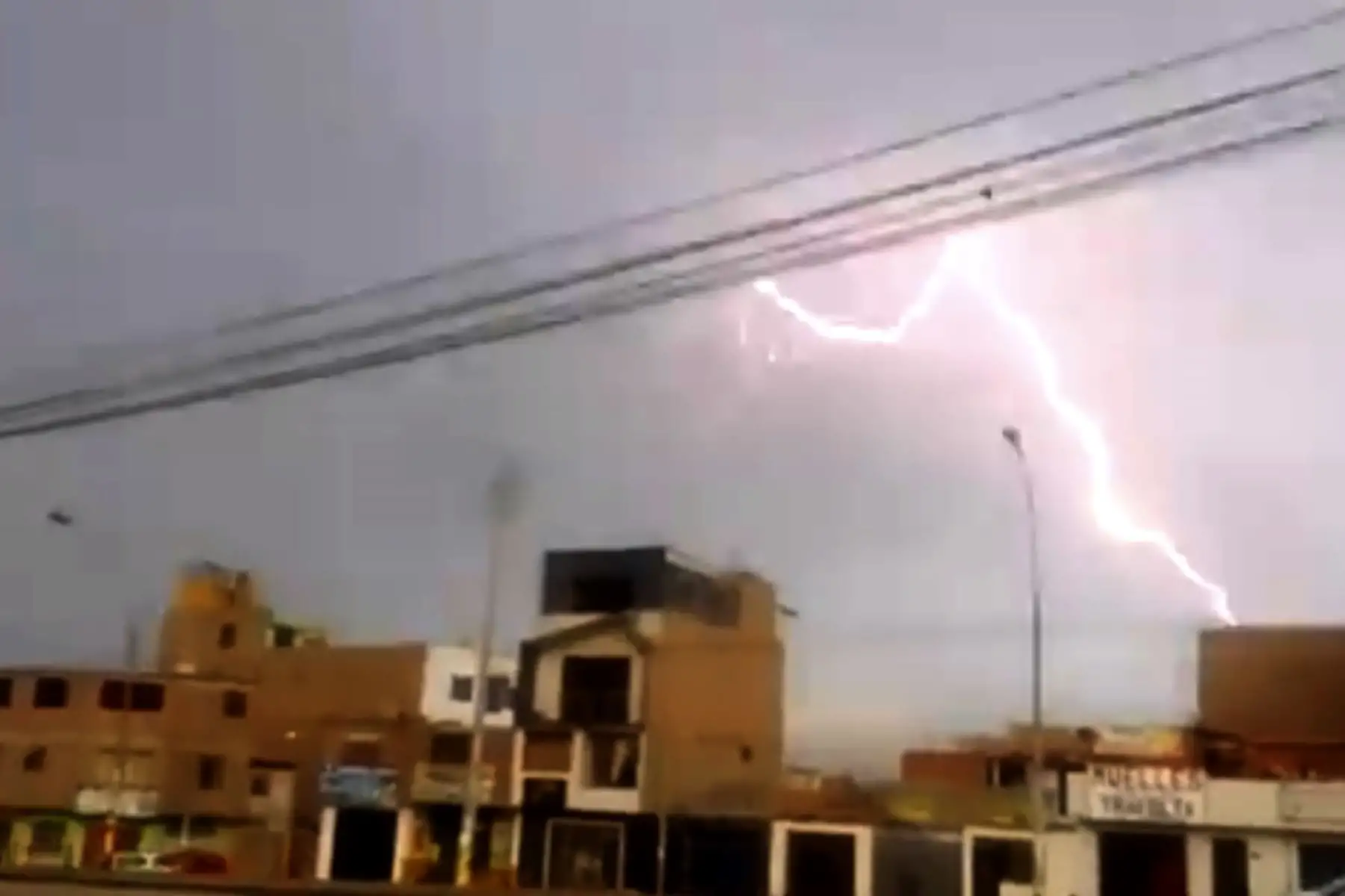 Se registran rayos y truenos en la ciudad de Lima. Foto: Captura de video Twitter