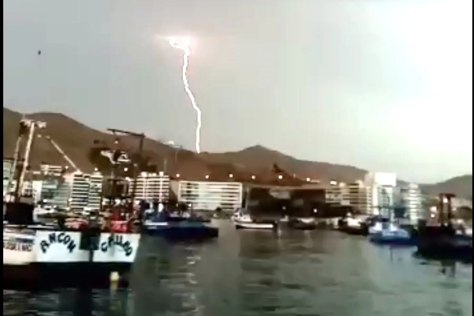 Se registran rayos y truenos en la ciudad de Lima. Foto: Captura de video Twitter