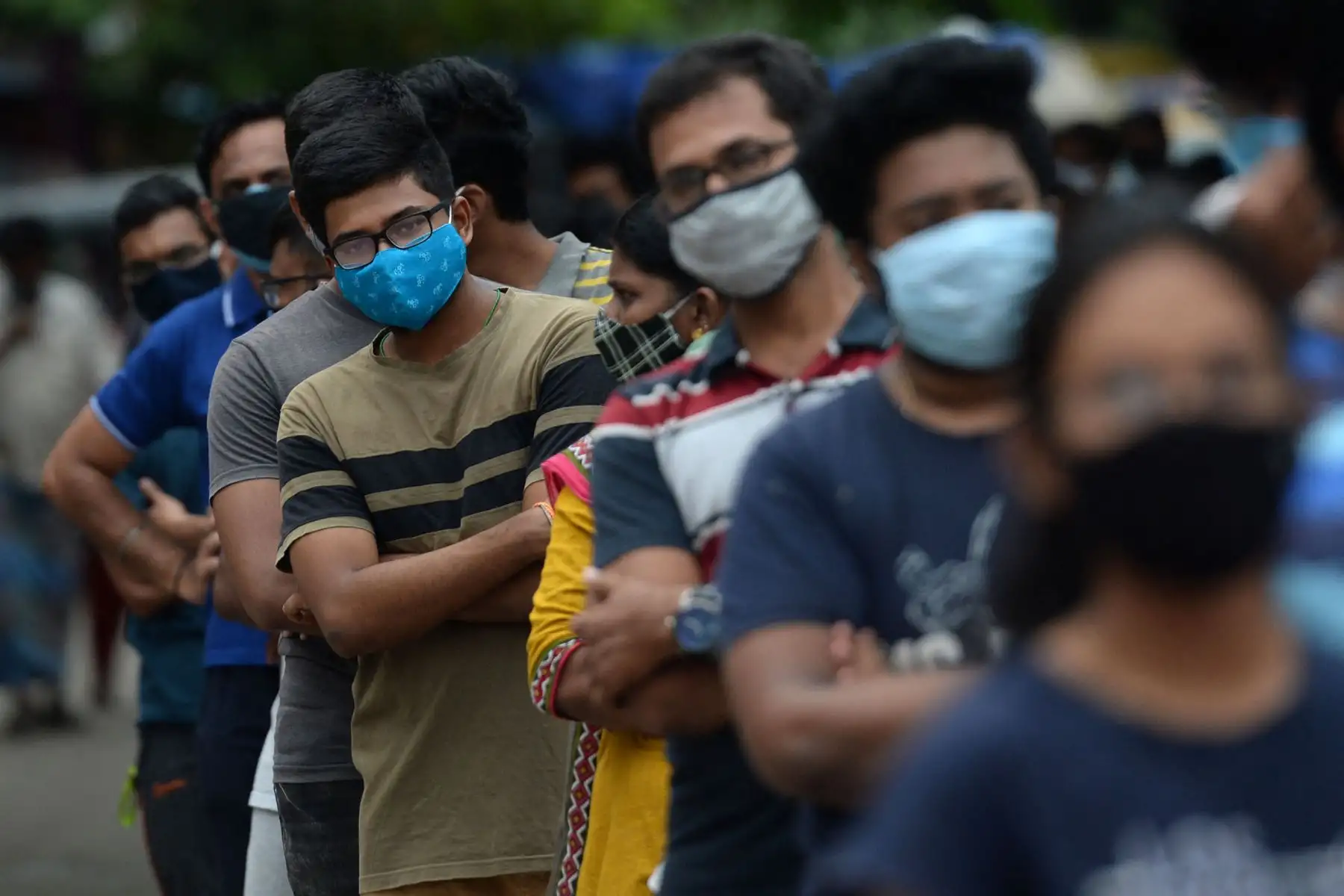 La gente espera para vacunarse con la dosis de la vacuna contra el coronavirus Covishield en un campo de vacunación en un área residencial, en Chennai, el 24 de mayo de 2021. Foto. AFP
