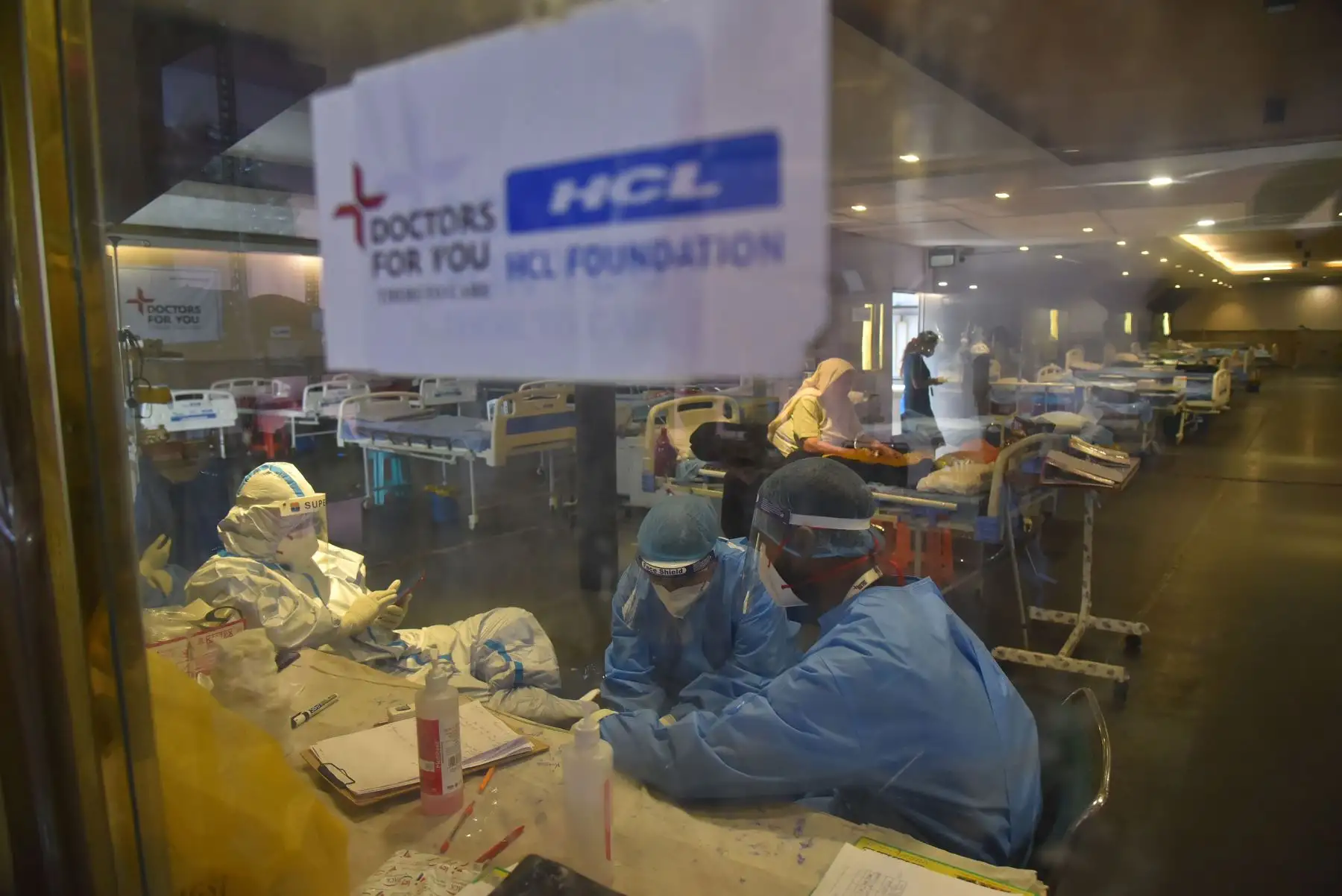 Un médico con equipo de protección personal labora dentro de un centro de atención covid-19 y una sala de aislamiento cerca de un hospital en Nueva Delhi, India, el 24 de mayo de 2021. Foto: EFE