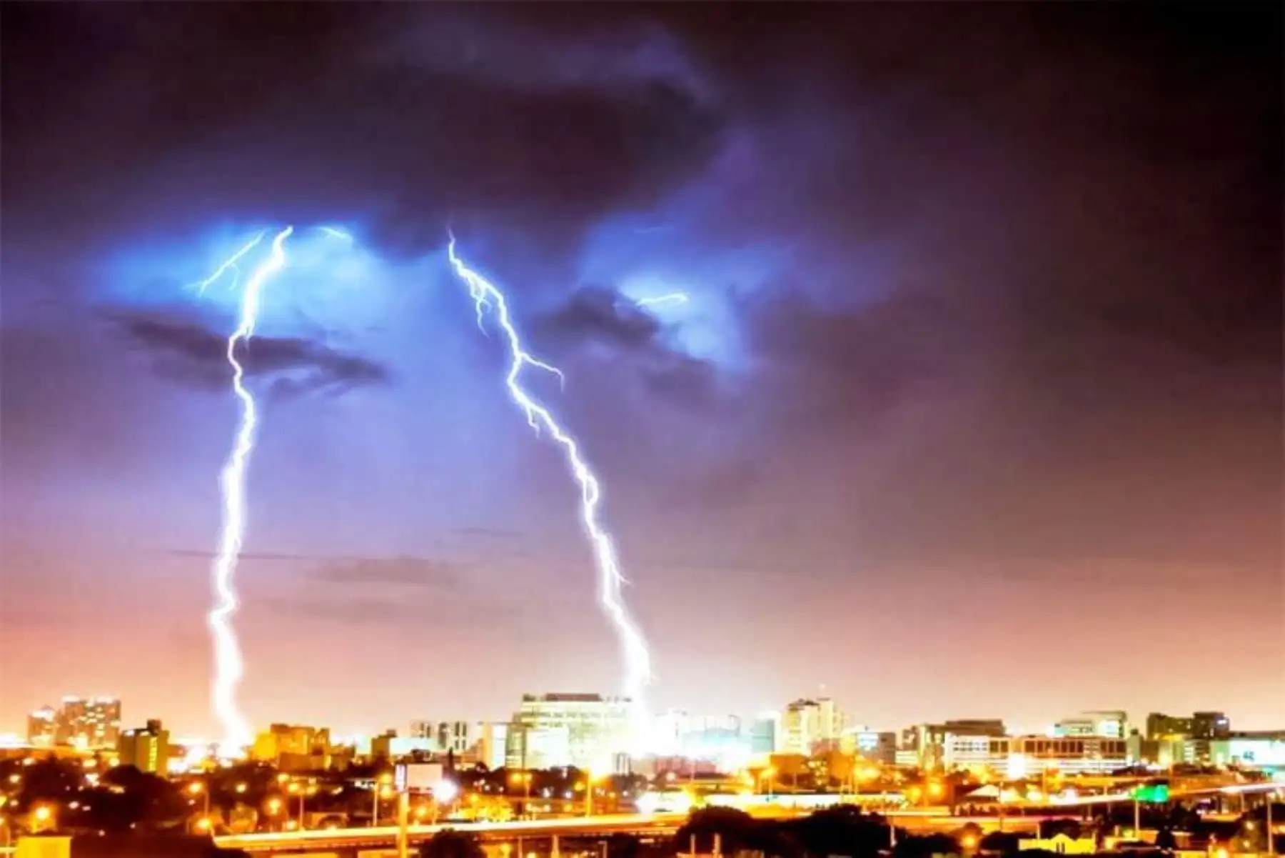 Tormenta eléctrica: Indeci recomienda alejarse de áreas cercanas a postes y árboles. Foto: ANDINA/Difusión.