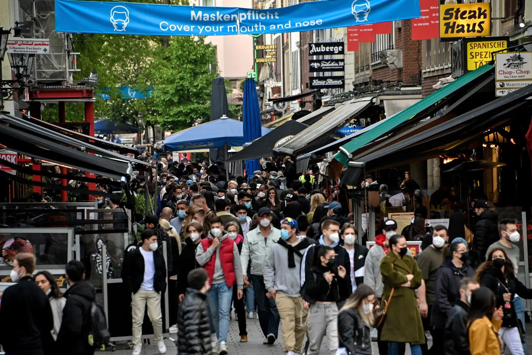 La gente disfruta de su velada en bares y restaurantes en el casco antiguo de Duesseldorf, Alemania, el 21 de mayo de 2021. Foto: EFE