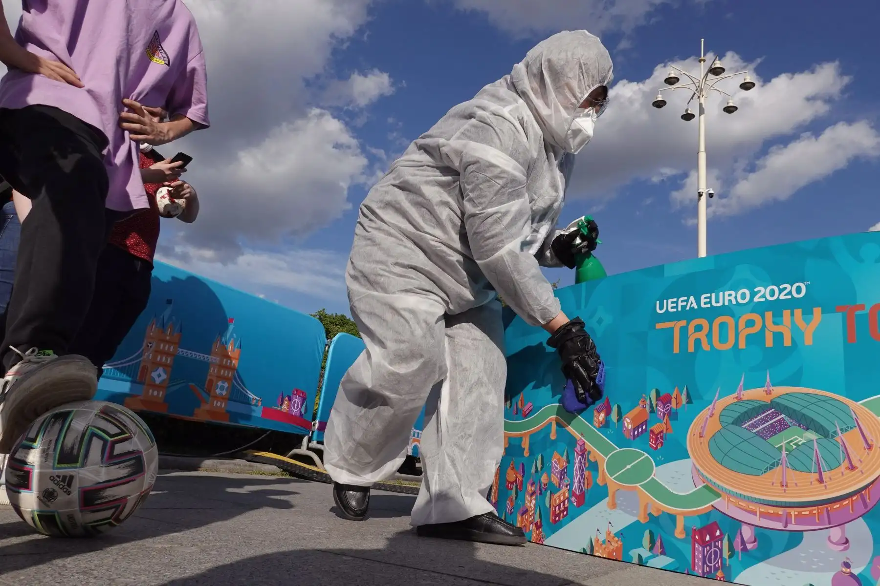 Un limpiador trabaja durante la gira oficial de trofeos de la EURO 2020 en el Parque Gorky en Moscú, Rusia, el 24 de mayo de 2021. Foto: EFE