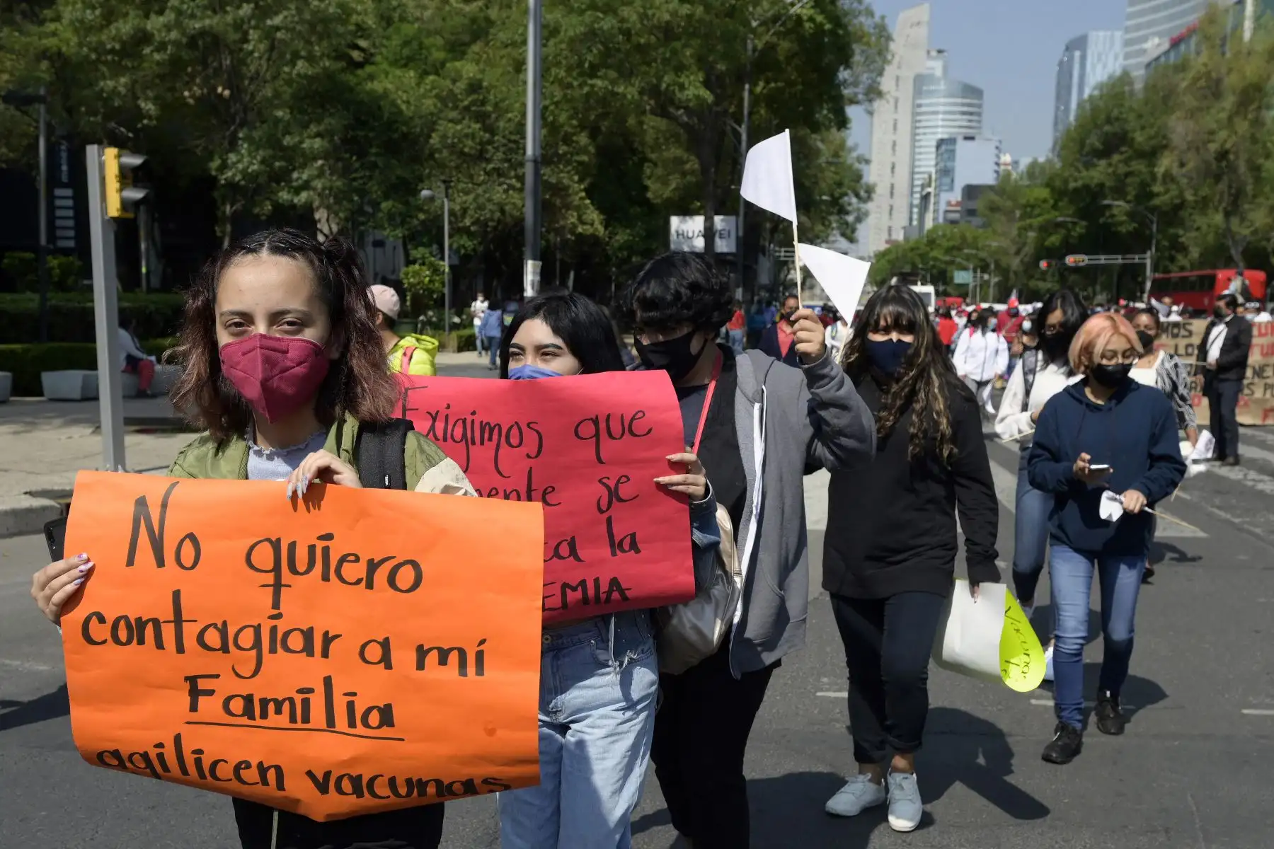 Estudiantes se manifiestan y exigen ser vacunados contra la enfermedad del nuevo coronavirus, en la ciudad de Mexico. Foto: AFP