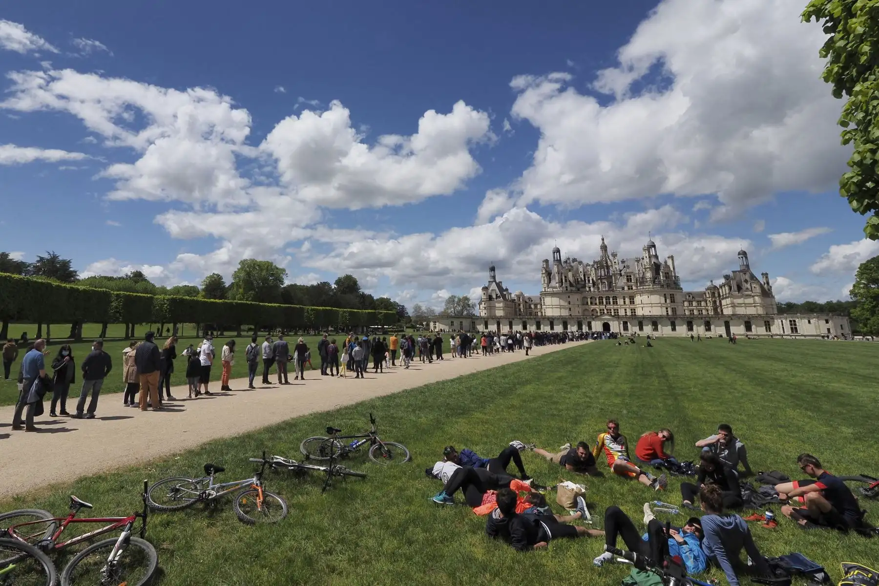 Los visitantes hacen cola fuera del castillo de Chambord, el 23 de mayo de 2021, en Chambord, en el centro de Francia, mientras el gobierno suaviza las medidas adoptadas para frenar la propagación del Covid-19. Foto: AFP