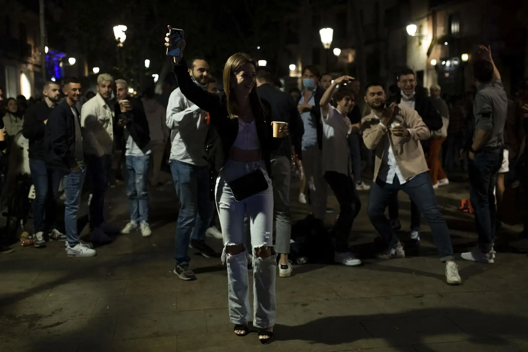 La gente se reúne en las calles del barrio del Born un sábado por la noche en Barcelona, ​​el 22 de mayo de 2021. Foto: AFP