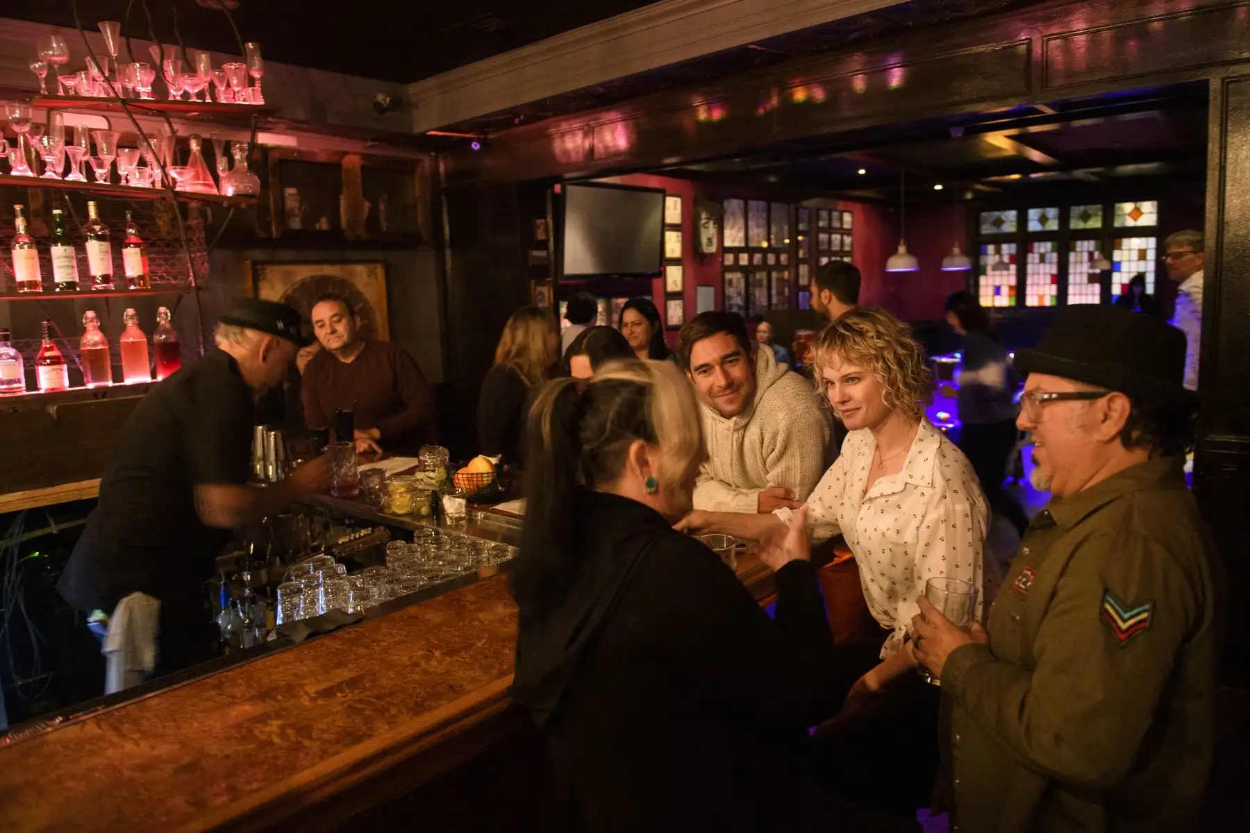 Clientes completamente vacunados se reúnen en el bar dentro de Risky Business un club privado, en Los Ángeles, California. Foto: AFP