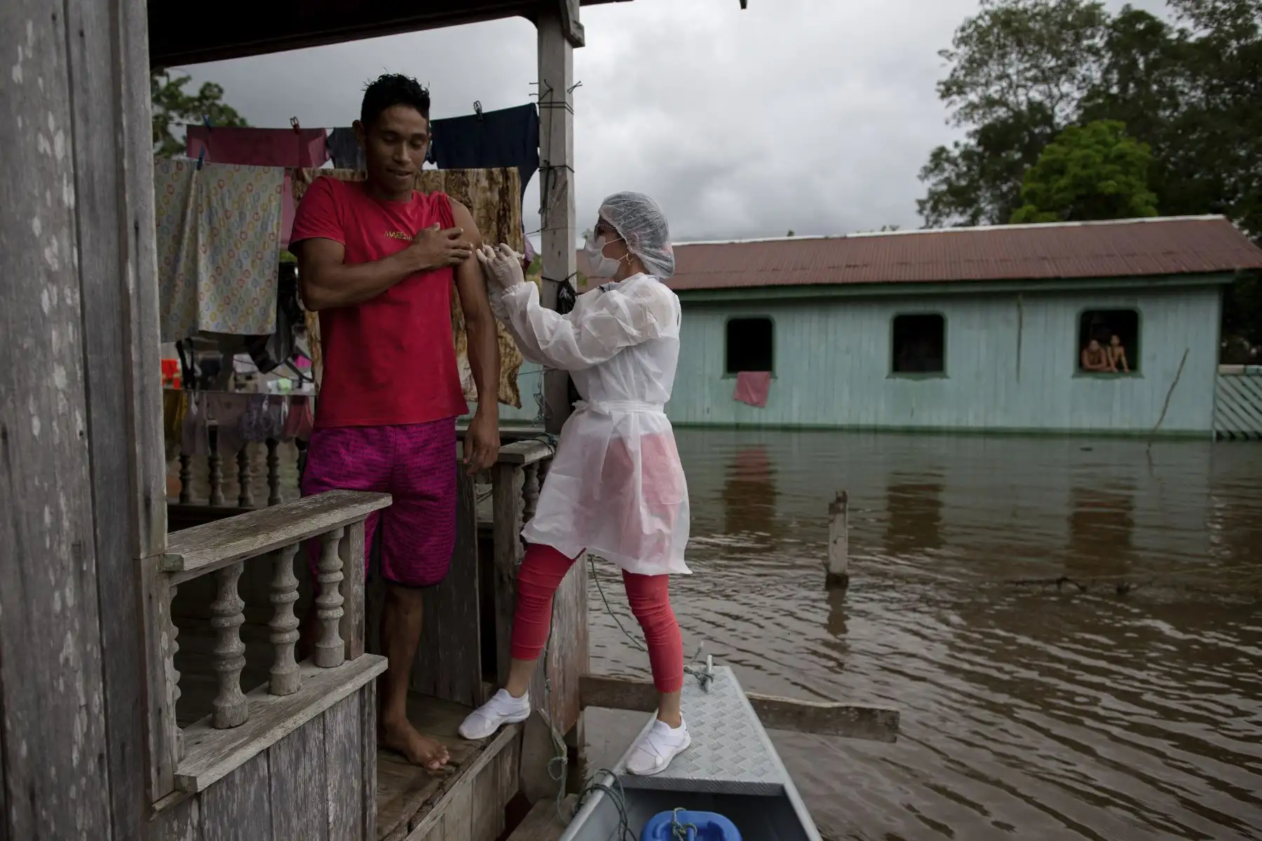 Un residente es vacunado contra la covid-19 en la ciudad de Anama, Amazonas, Brasil, el 20 de mayo de 2021. Foto: AFP
