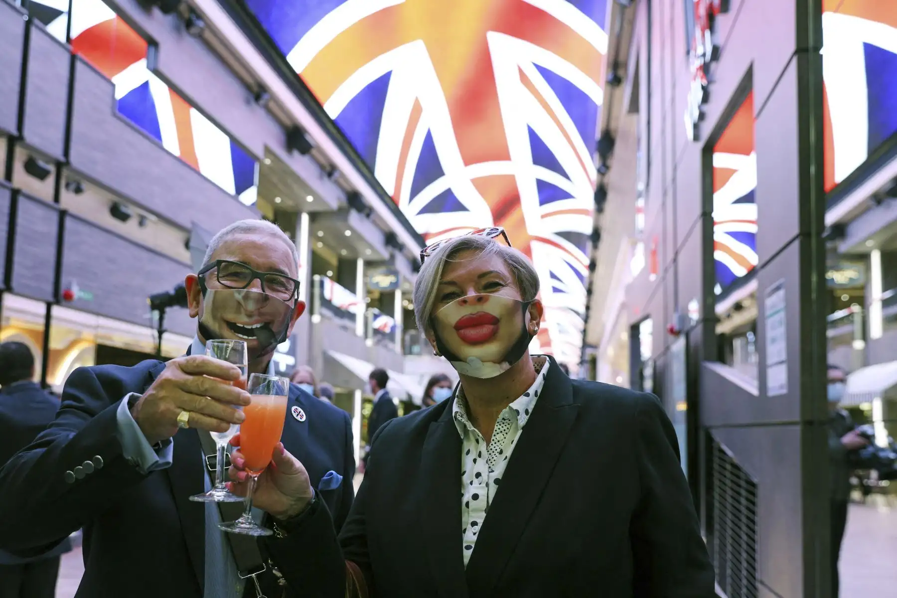 Los pasajeros del crucero posan con mascarillas mientras se preparan para zarpar luego de la flexibilización de las restricciones de Covid-19 en Southampton, suroeste de Inglaterra. Foto: AFP