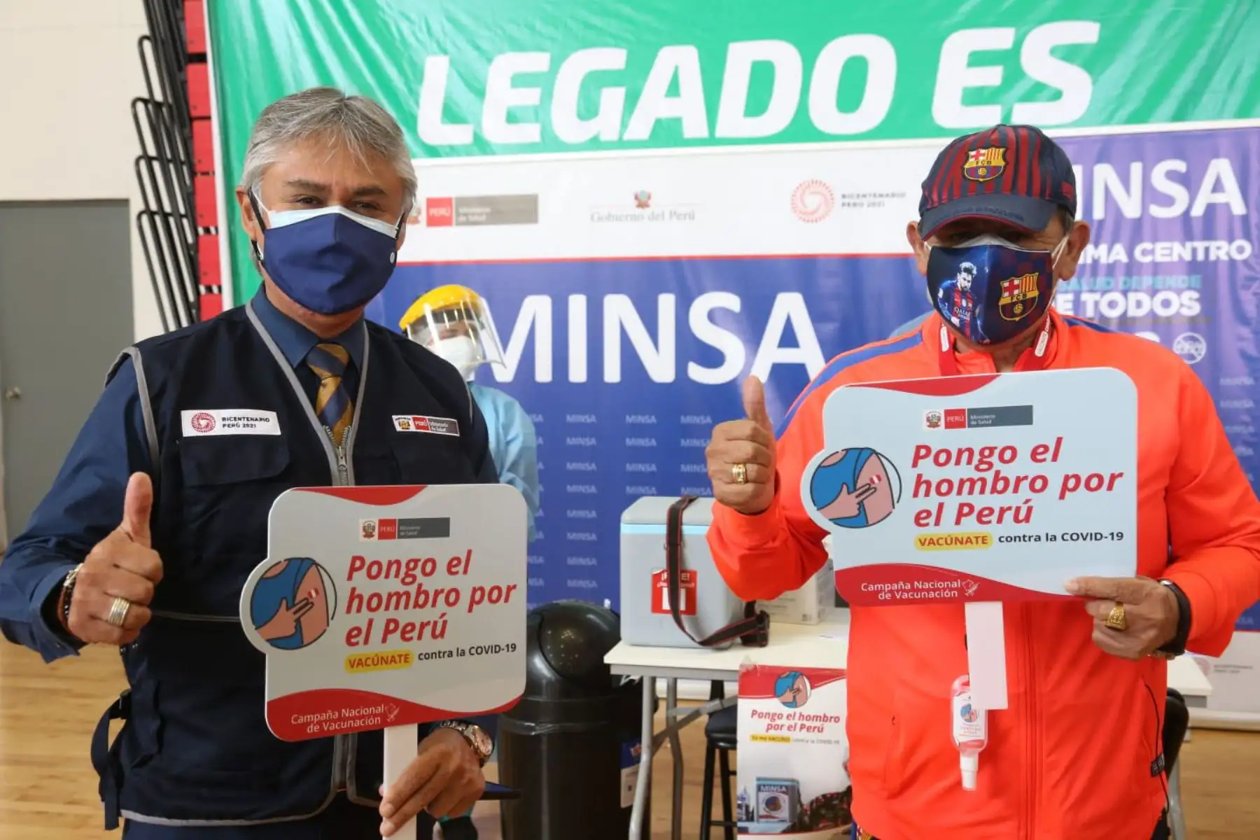 El ex seleccionado de fútbol, Hugo Sotil, participó en la jornada de vacunación, recibiendo su segunda dosis de la vacuna contra la covid-19 en el centro implementado en la Videna de San Luis.
Foto: Minsa