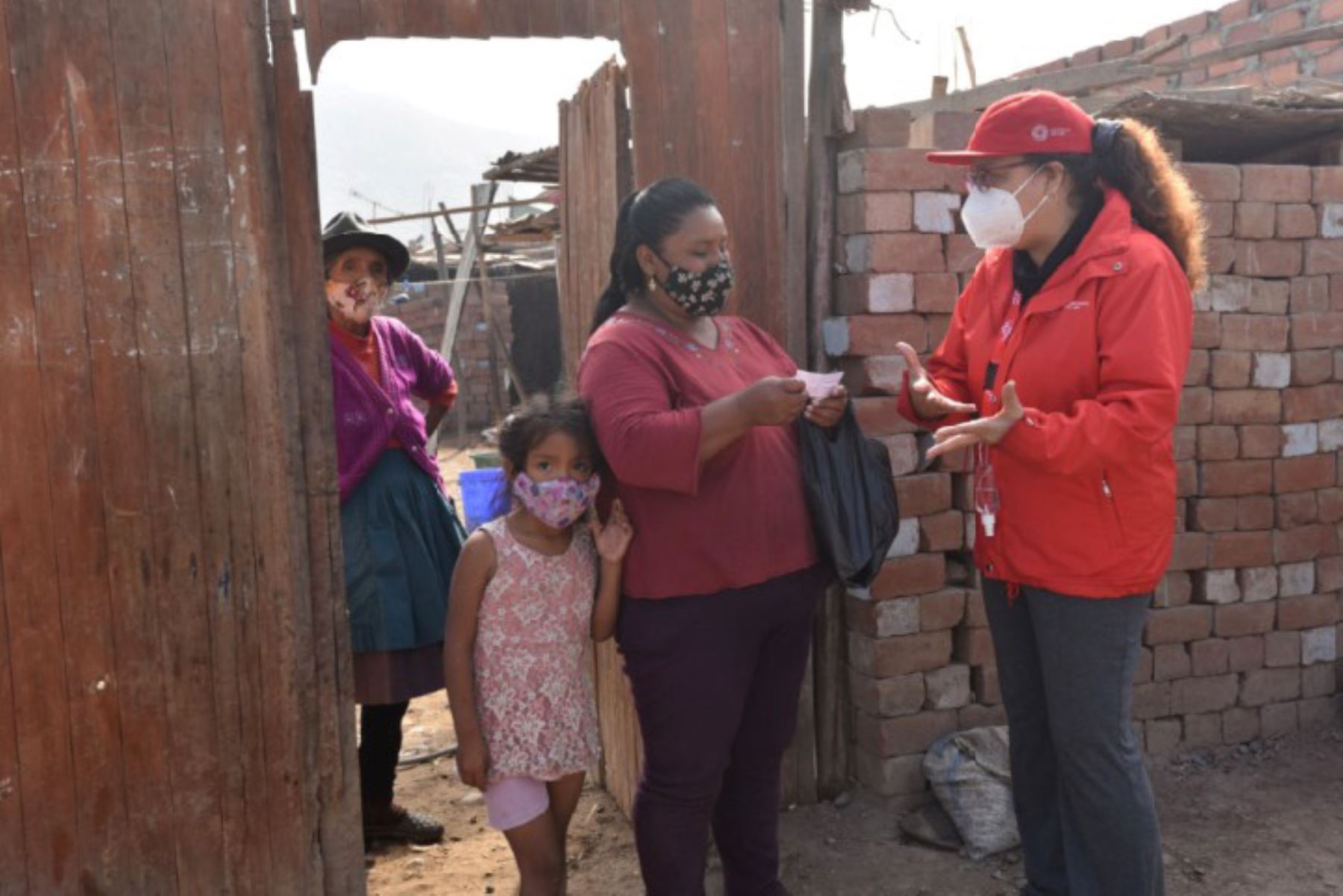 La ministra Silvana Vargas visitó el asentamiento humano Los Rosales de Basilio Auqui, en el distrito de Lurigancho. Foto: Difusión