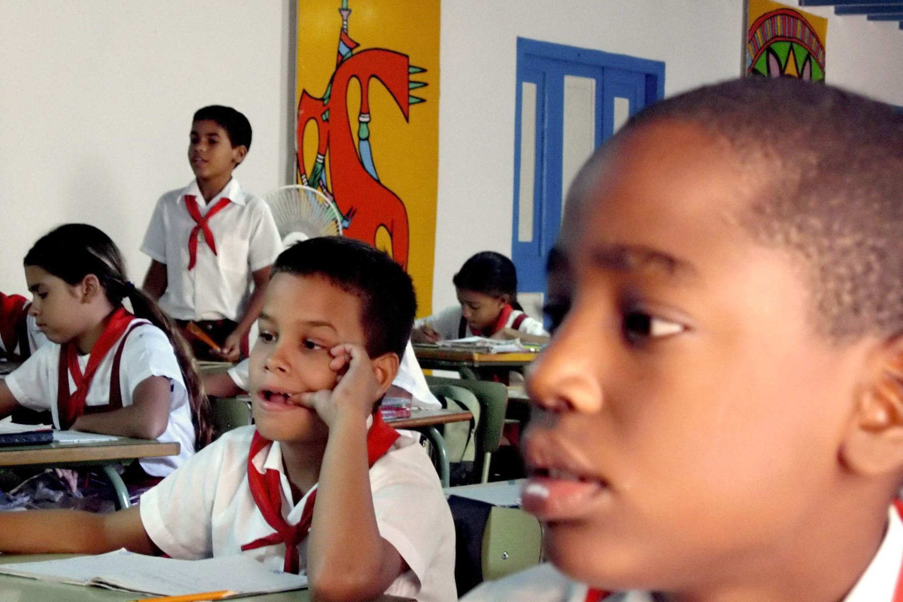 En esta foto de archivo tomada el el 11 de noviembre del 2005, se ve a alumnos de nivel escolar primario reciben clases en un aula-museo en La Habana, Cuba. Foto: AFP