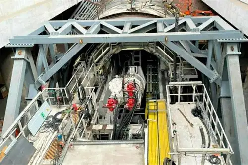 Se tiene previsto que el montaje total de la maquinaria se complete a fin de junio y empiece a operar en julio.
