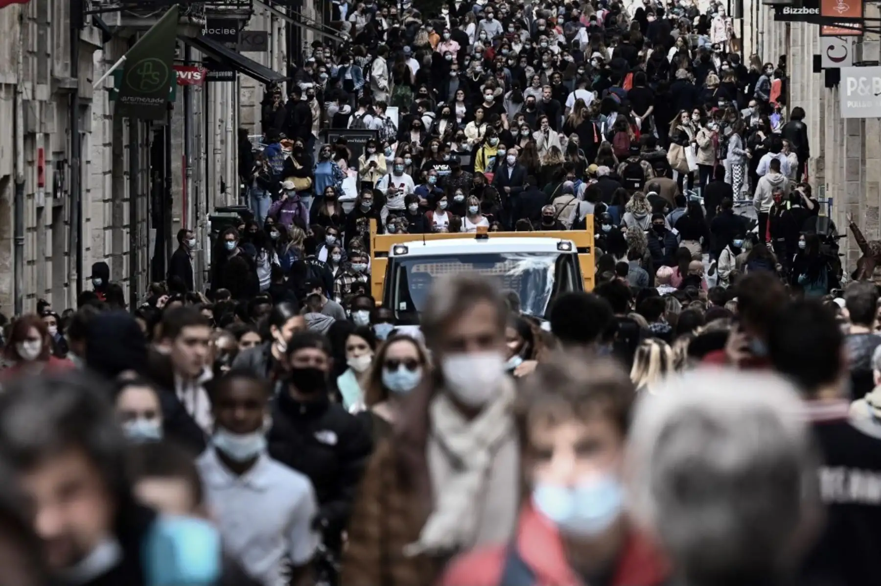 La gente camina en una concurrida calle comercial en Burdeos el 19 de mayo de 2021, mientras cafés, restaurantes y otros negocios volvieron a abrir después de cierres durante la pandemia del coronavirus. Foto: AFP