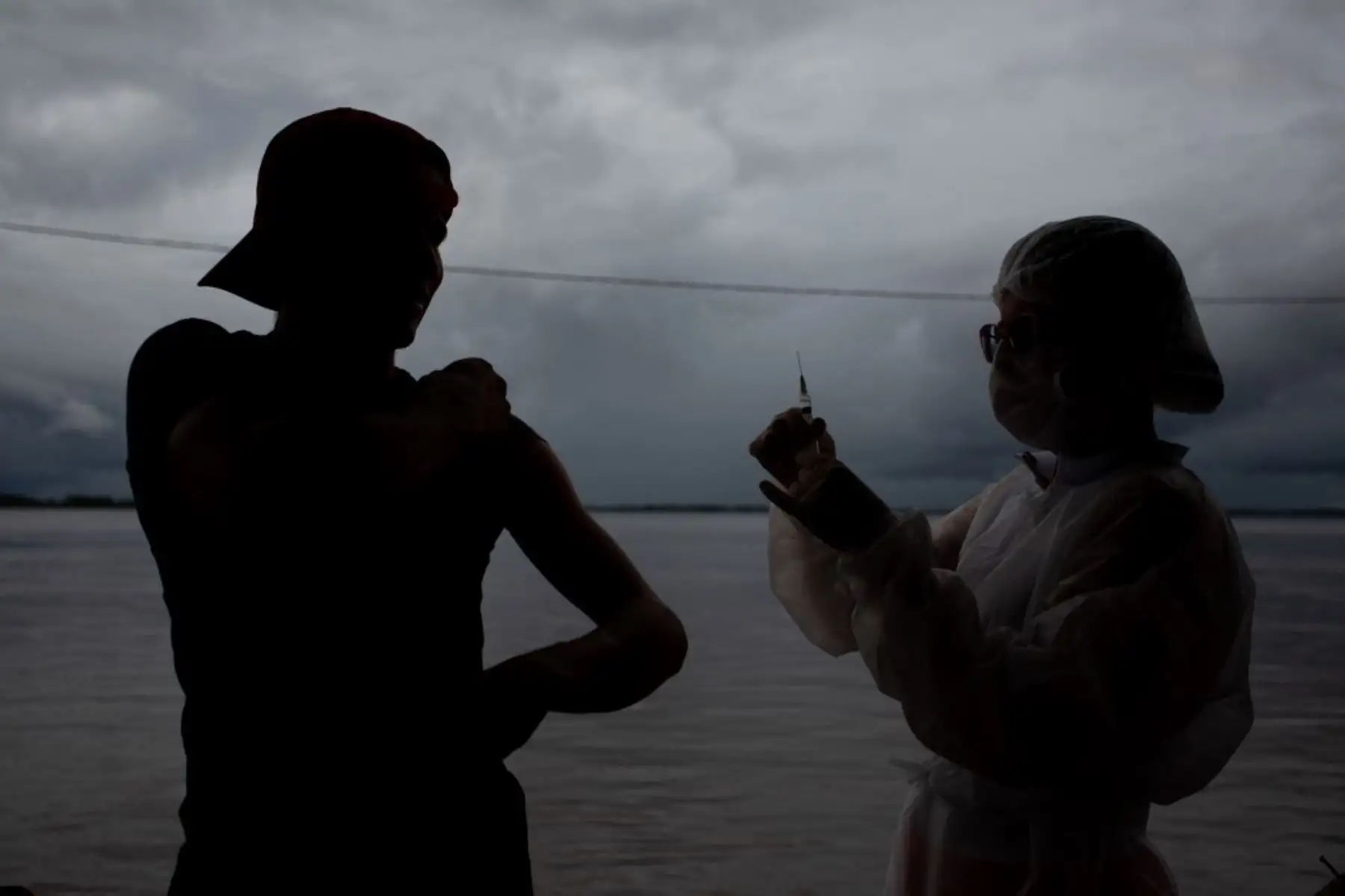 Un residente es vacunado contra covid-19 en la ciudad de Anama, Amazonas, Brasil. Foto: AFP
