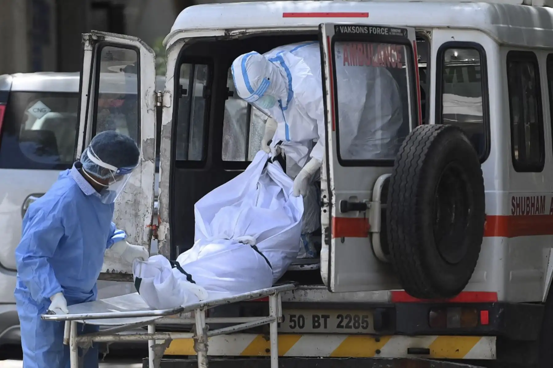 El personal del hospital saca un cuerpo de una ambulancia en un depósito de cadáveres en Nueva Delhi. Foto: AFP