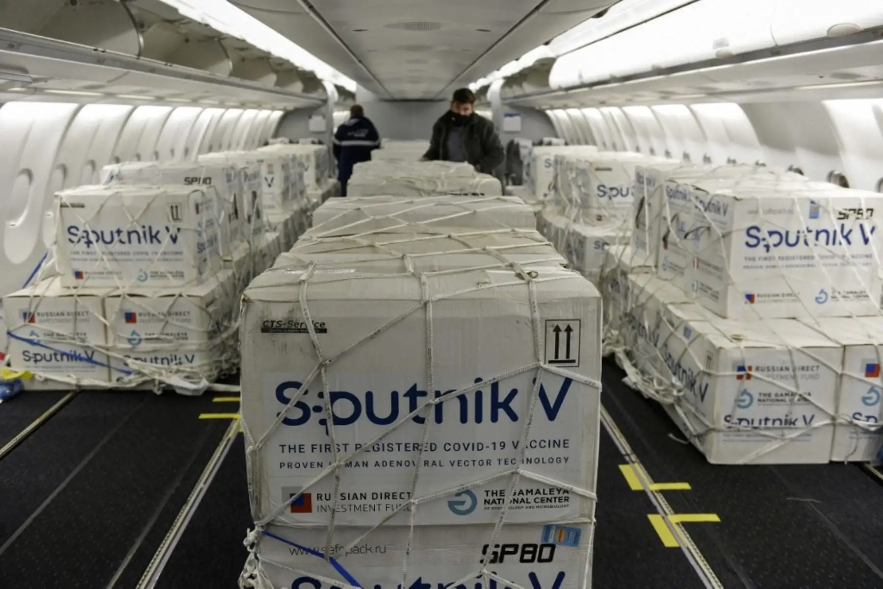 Foto del folleto difundido por la Presidencia de Argentina mostrando contenedores con parte de un envío 609,965 vacuna rusa Sputnik V covid-19 en la cabina de un avión de Aerolíneas Argentinas a su llegada desde Moscú, en el aeropuerto internacional Ezeiza en la provincia de Buenos Aires, Argentina. Foto: AFP