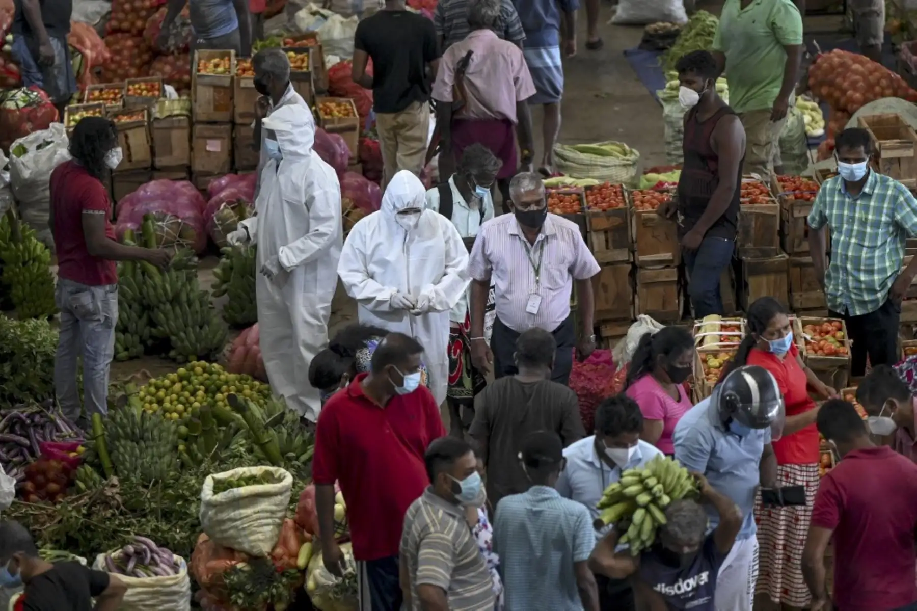 La gente compra alimentos esenciales en un mercado mientras el gobierno impuso restricciones de viaje y bloqueo de dos semanas para frenar la propagación del coronavirus Covid-19 en Colombo. Foto: AFP