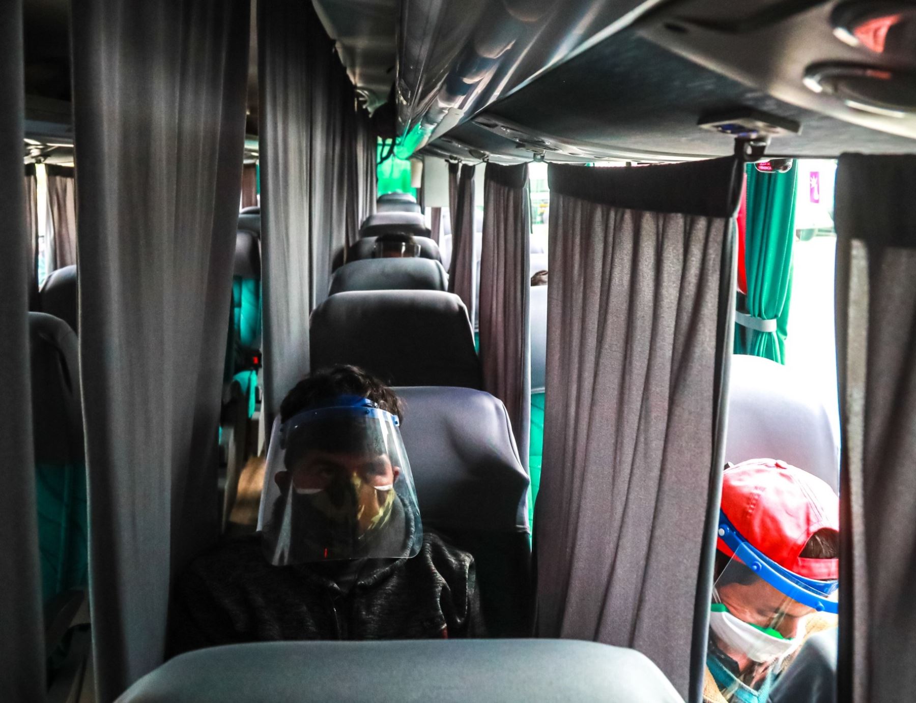 La Sutran recordó que los buses interprovinciales que brindan servicio en las provincias declaradas en riesgo extremo y muy alto ante el covid-19 están obligados a usar cortinas divisorias para evitar la propagación de la enfermedad.