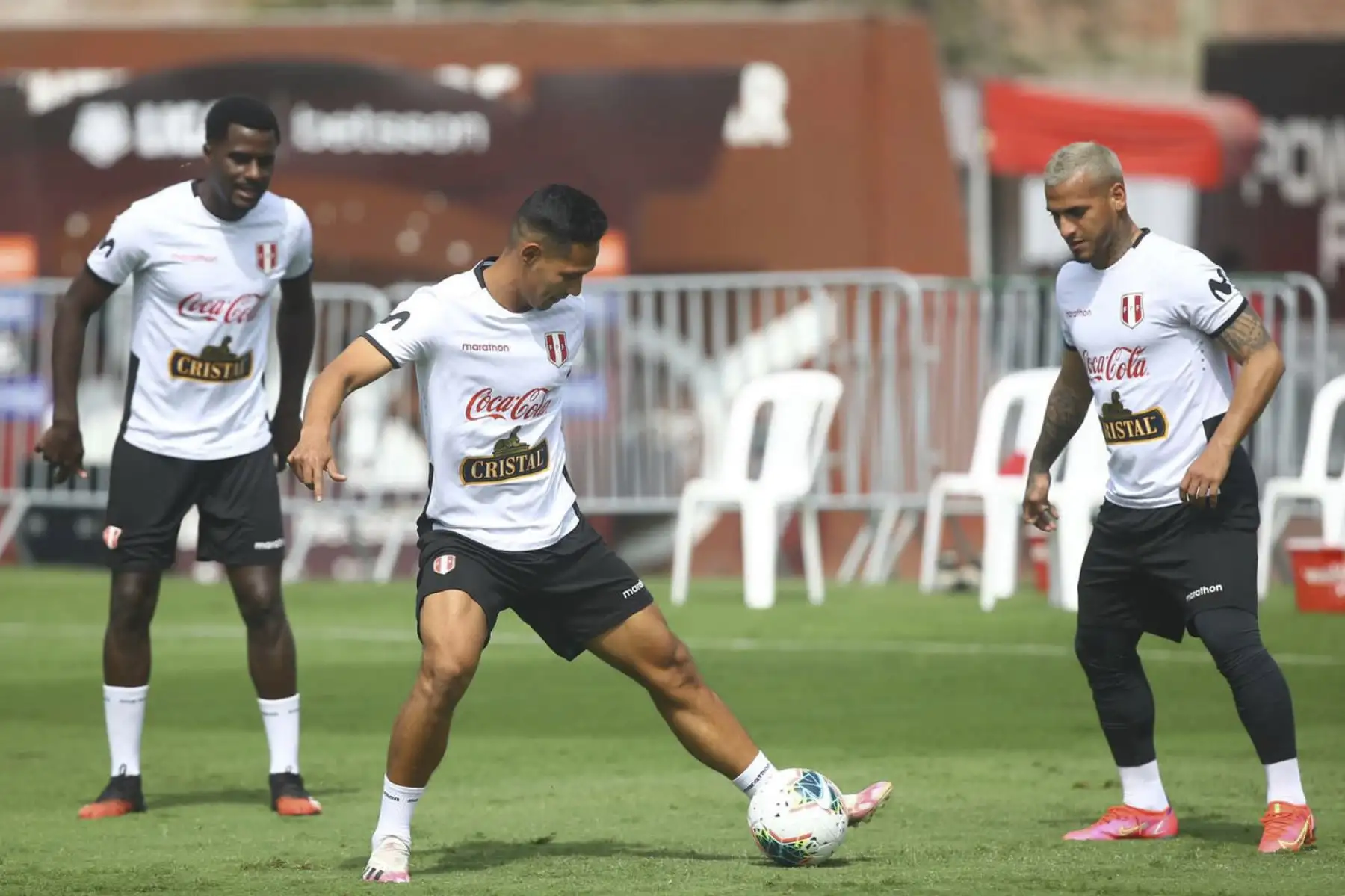 Continúan los entrenamientos de nuestra selección con miras a los próximos duelos por Clasificatorias. Esta mañana se incorporaron los futbolistas Renato Tapia, Miguel Trauco y Miguel Araujo. Foto: FPF