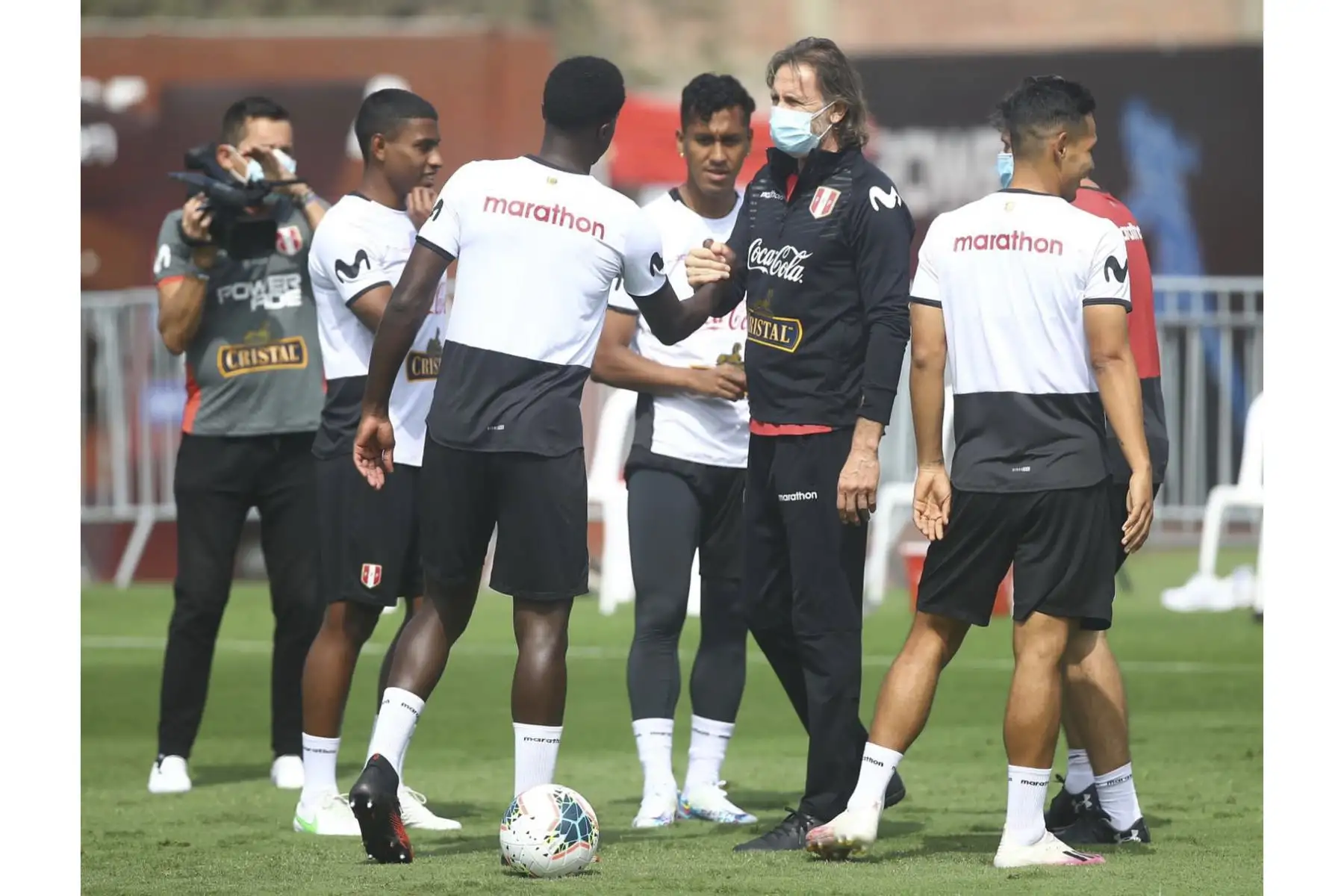 Continúan los entrenamientos de nuestra selección con miras a los próximos duelos por Clasificatorias. Esta mañana se incorporaron los futbolistas Renato Tapia, Miguel Trauco y Miguel Araujo. Foto: FPF