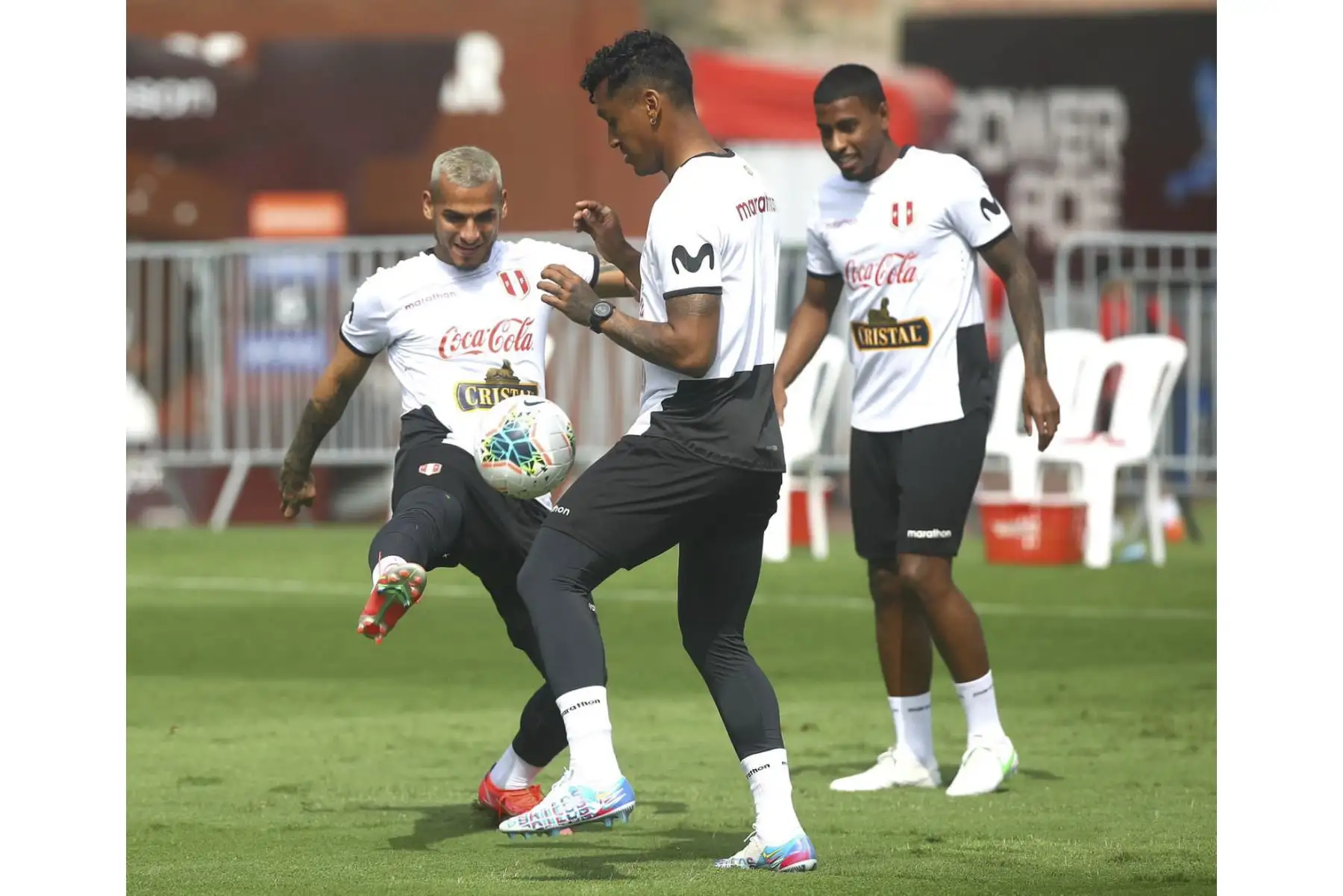 Continúan los entrenamientos de nuestra selección con miras a los próximos duelos por Clasificatorias. Esta mañana se incorporaron los futbolistas Renato Tapia, Miguel Trauco y Miguel Araujo. Foto: FPF
