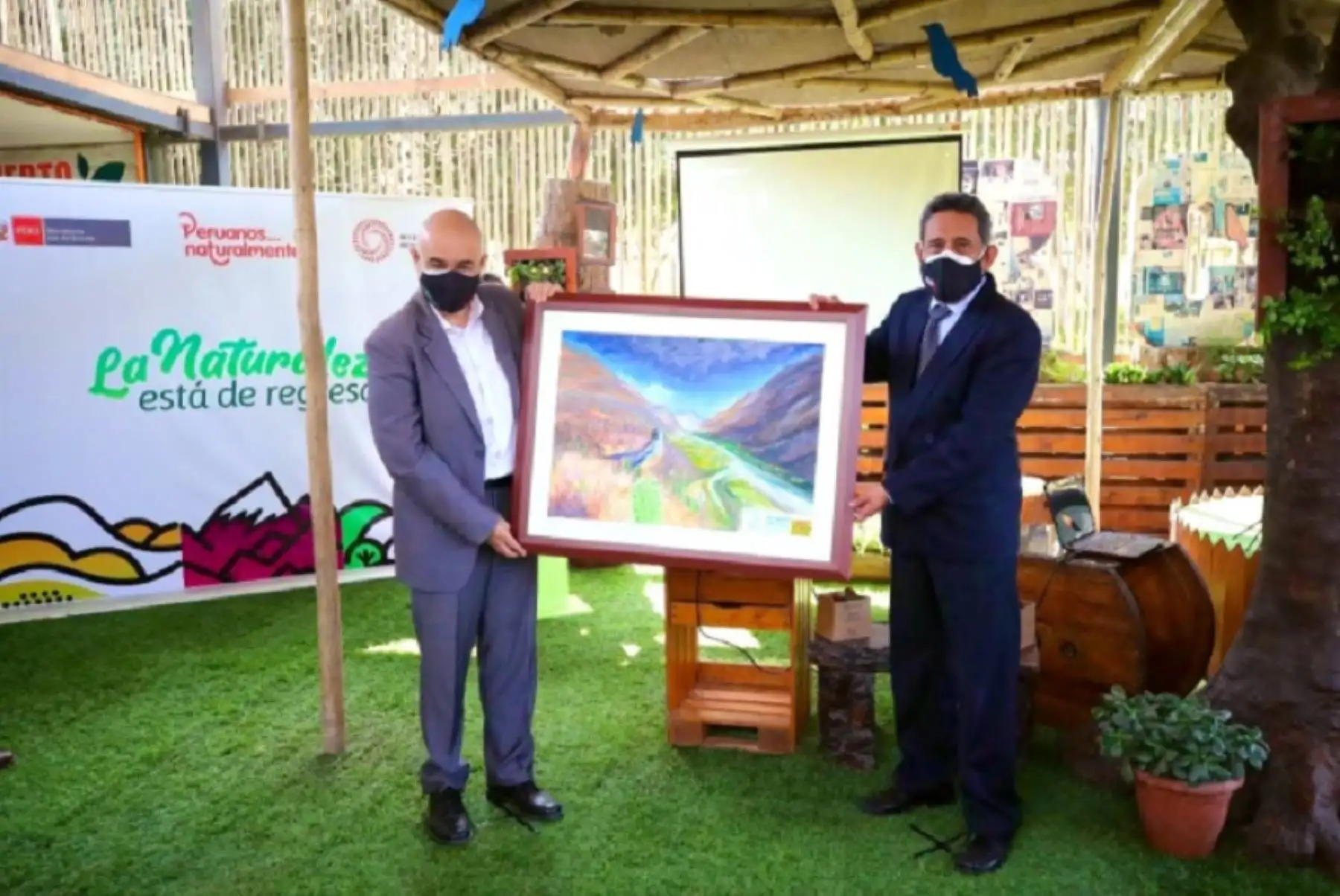 Ministerio del Ambiente oficializó el reconocimiento de áreas de conservación regional de Cajamarca, entregando de los certificados al gobernador regional, Mesías Guevara. Fotos: Gobierno Regional de Cajamarca