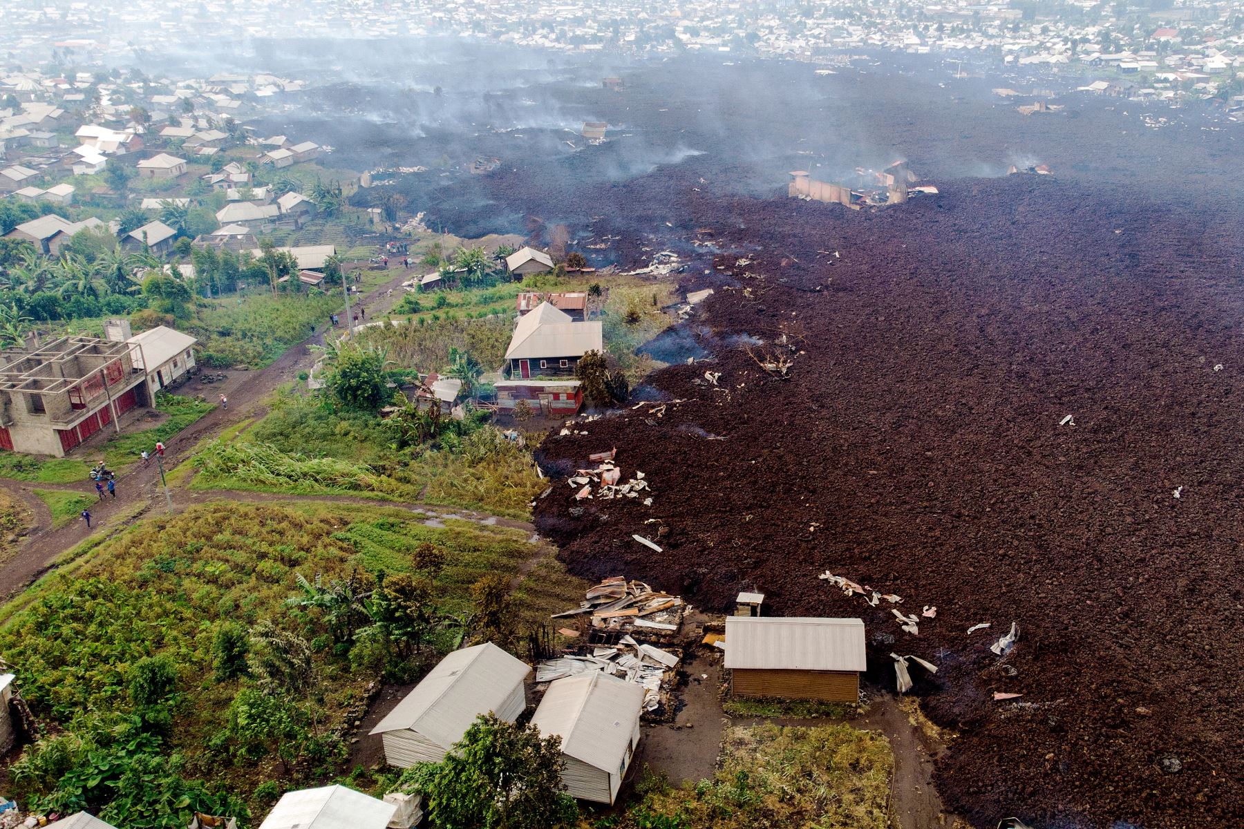 El balance de pérdidas humanas tras esta inesperada erupción del sábado llega ya a 32 muertes, según las autoridades locales. Foto: AFP