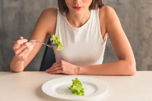 La obsesión con dietas restrictivas y los atracones que desencadenan en vómitos provocados y un fuerte sentimiento de culpa, son algunas de las señales de alerta de los trastornos de alimentación. Foto: ANDINA.