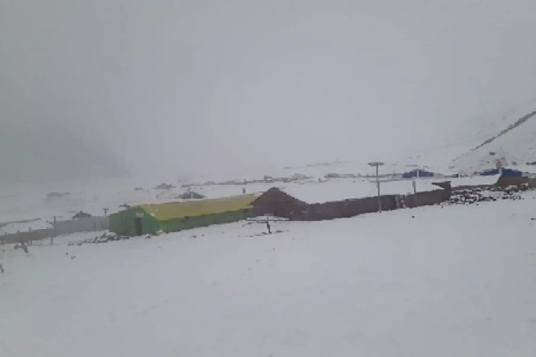 Para hoy miércoles 26 se esperan acumulados de nieve cercanos a los 10 centímetros; así como acumulados de lluvia de 10 milímetros por día en la sierra centro.